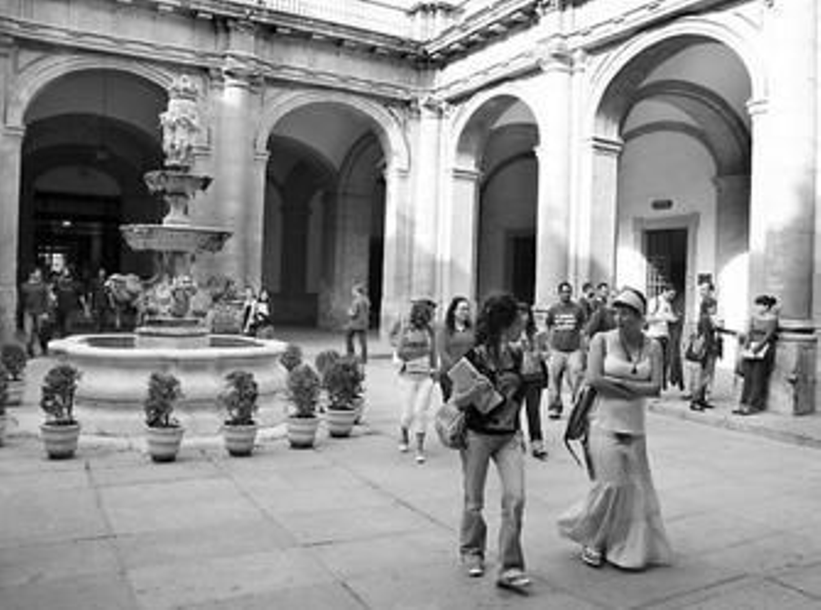 Estudiantes de la Hispalense en el patio principal del Rectorado.