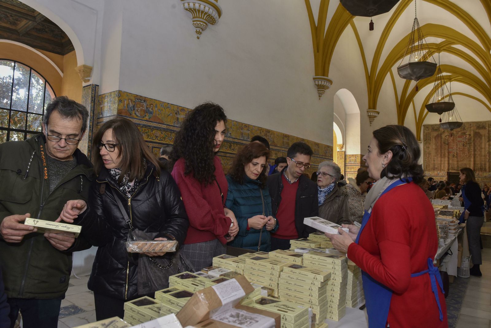 Cientos de sevillanos y turistas acuden estos días a la exposición de dulces conventuales en el Alcázar.