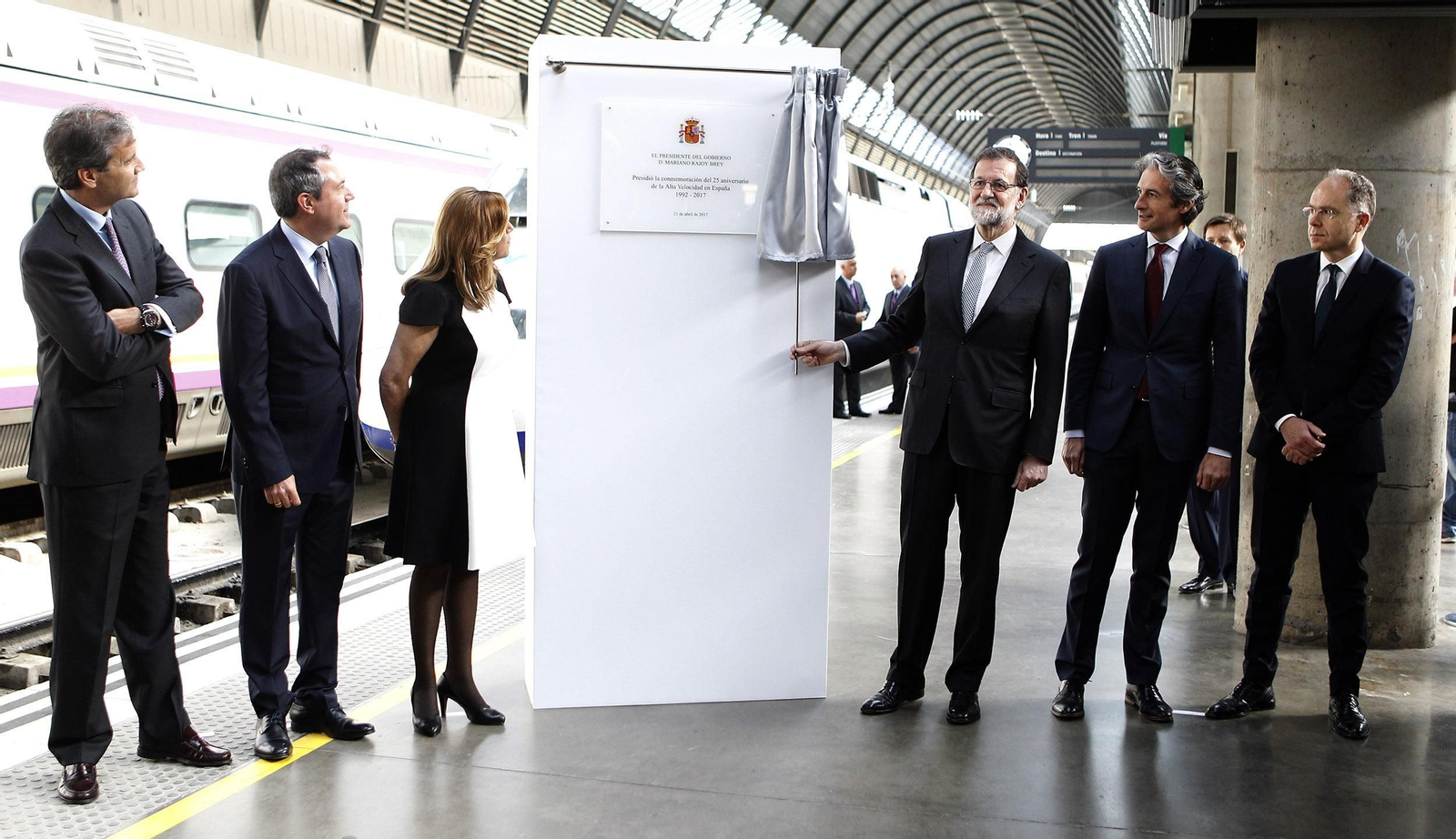 Mariano Rajoy, presidente del Gobierno, descubre una placa conmemorativa del 25 aniversario del AVE, ayer en la estación de Santa Justa.