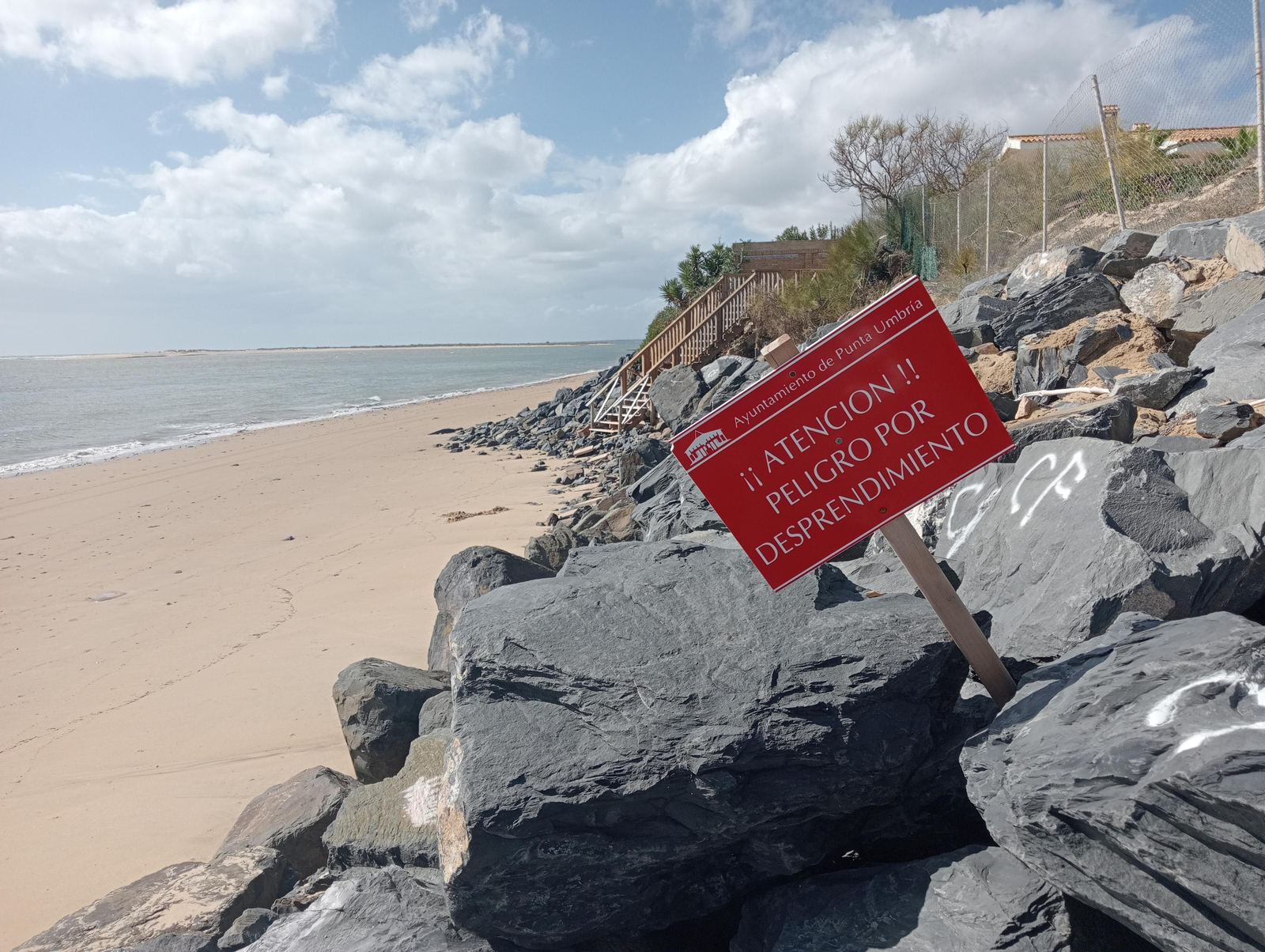Imágenes de la playa de El Portil tras el temporal de viento y lluvia de ayer en Huelva