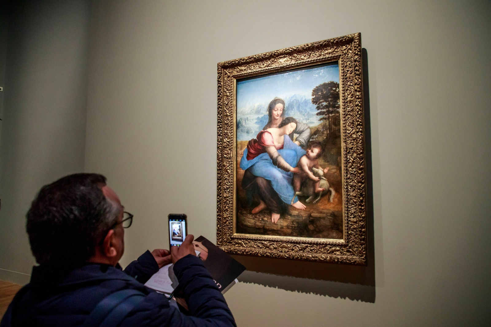 'Santa Ana, la Virgen y el Niño Jesús con un cordero', en la exposición sobre Leonardo da Vinci en el Museo del Louvre.