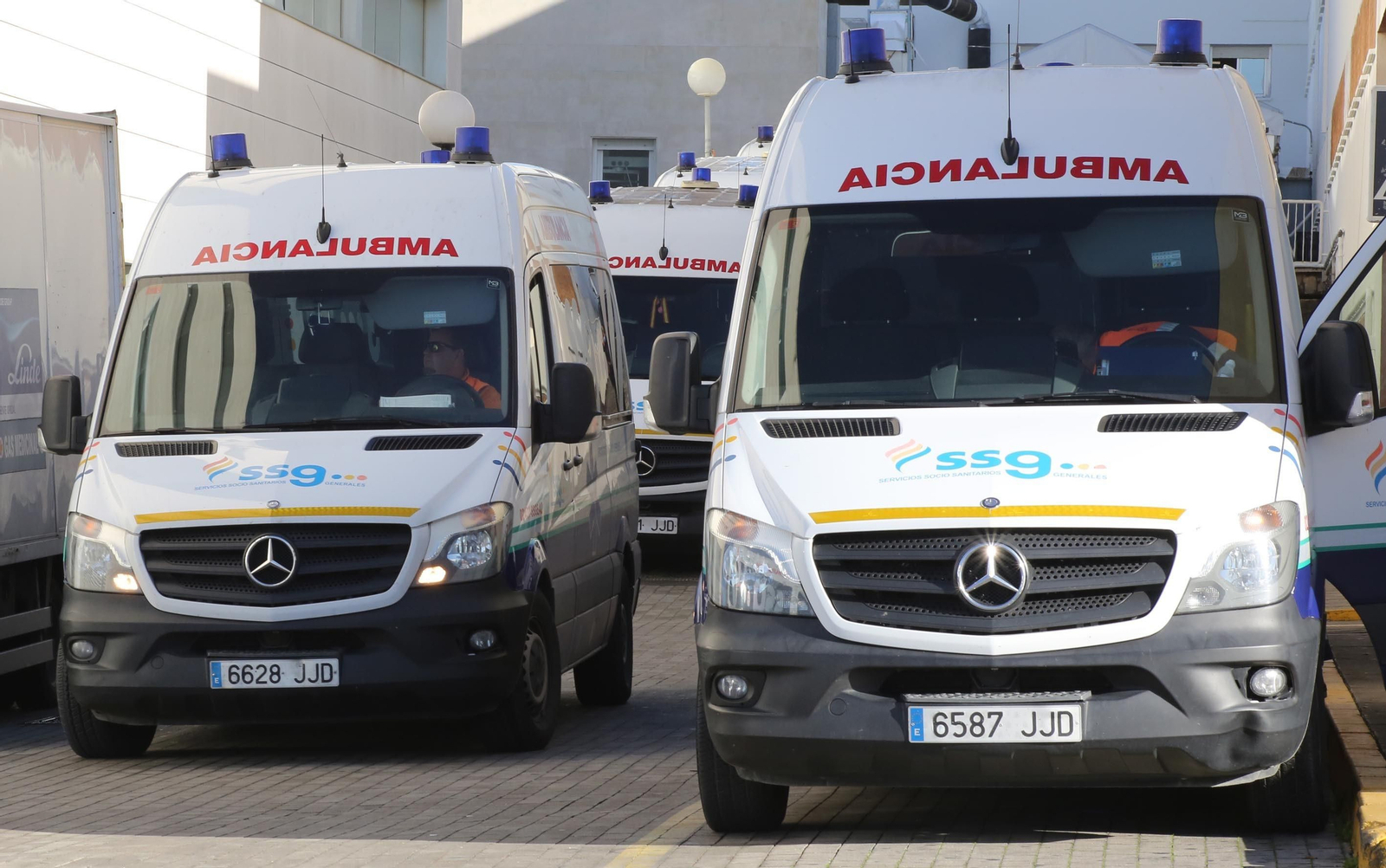Varias ambulancias aparcadas en el hospital de Jerez.