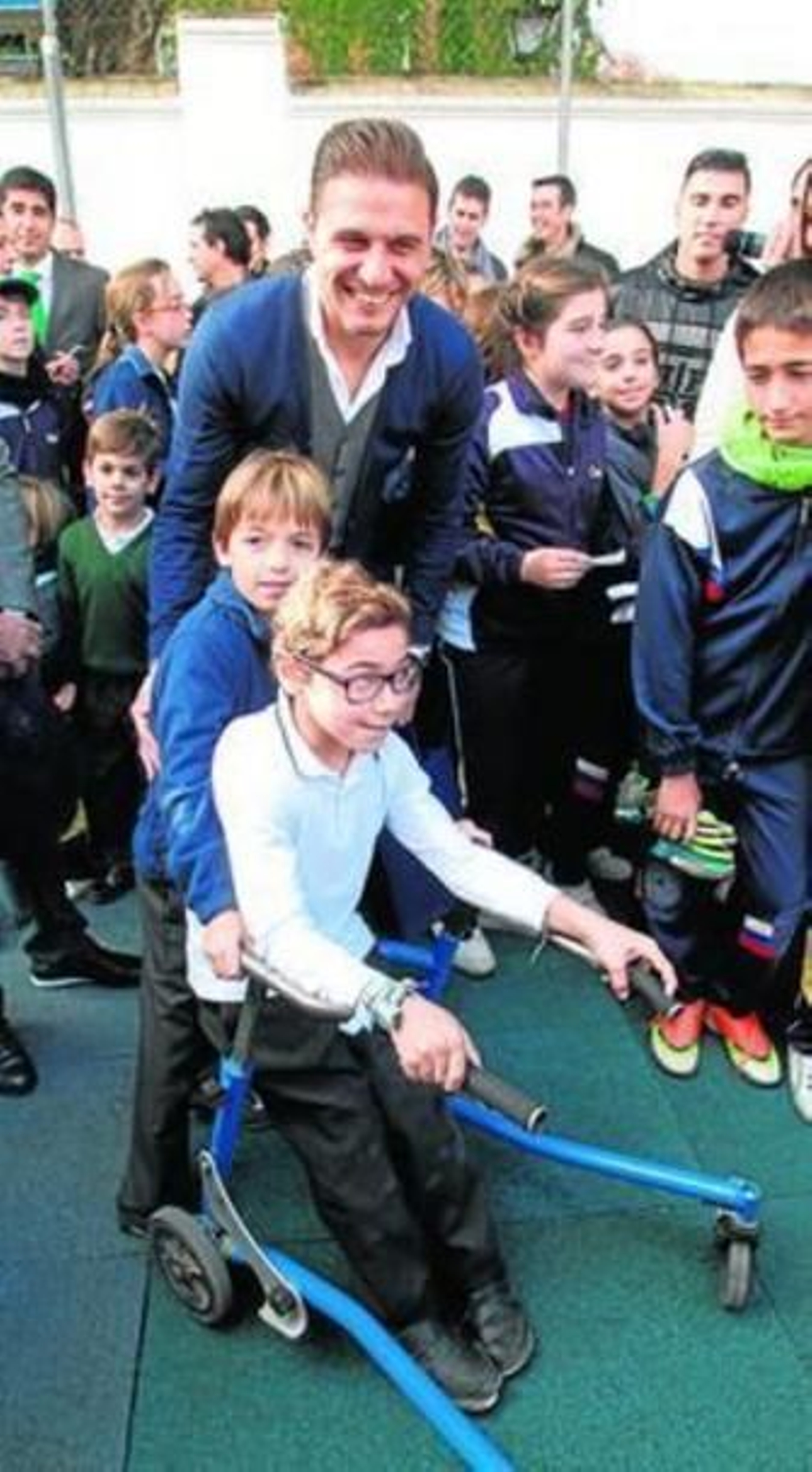 Joaquín juega con los niños del colegio Claret.