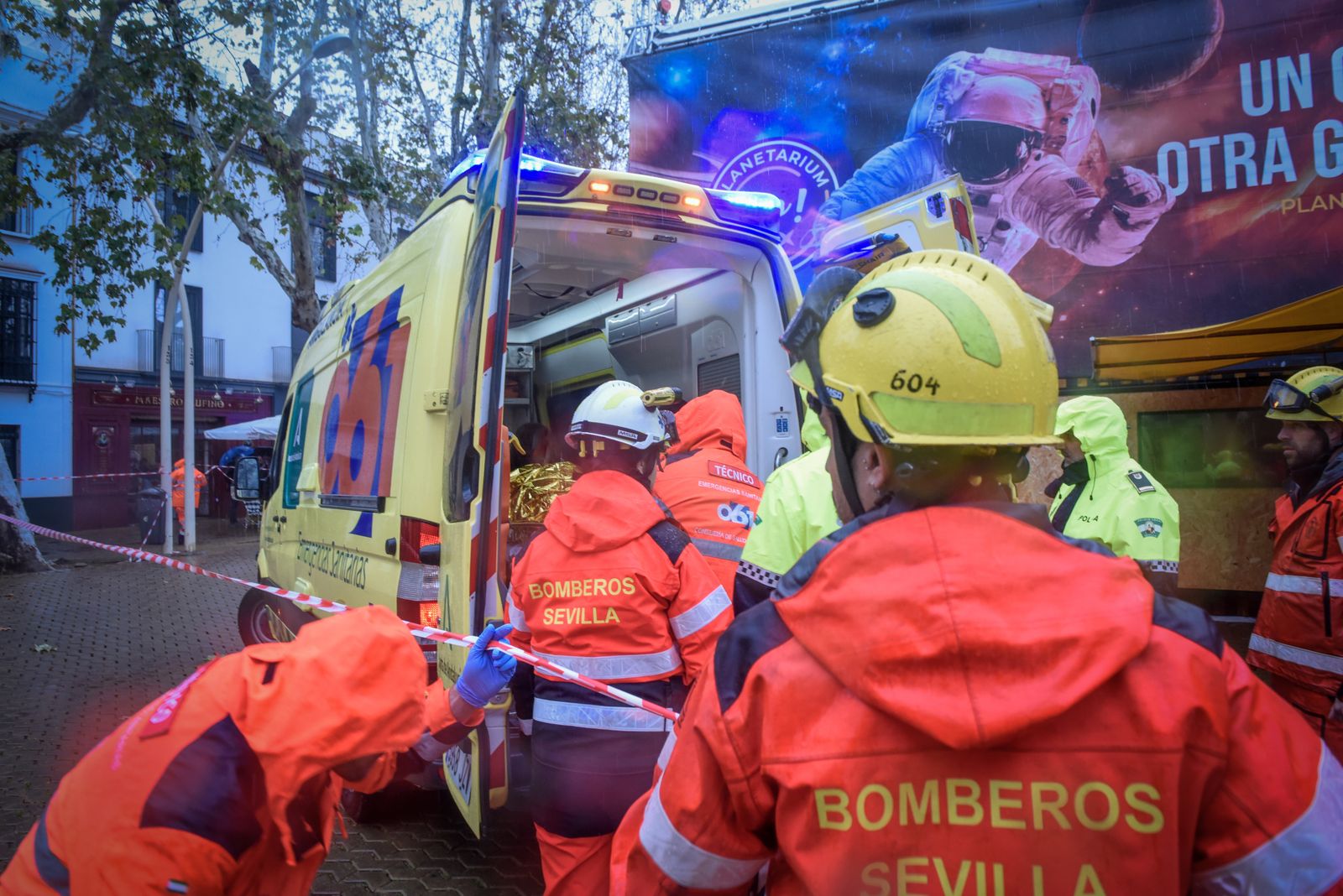 Heridos varios niños en la caída de una carpa en la Alameda