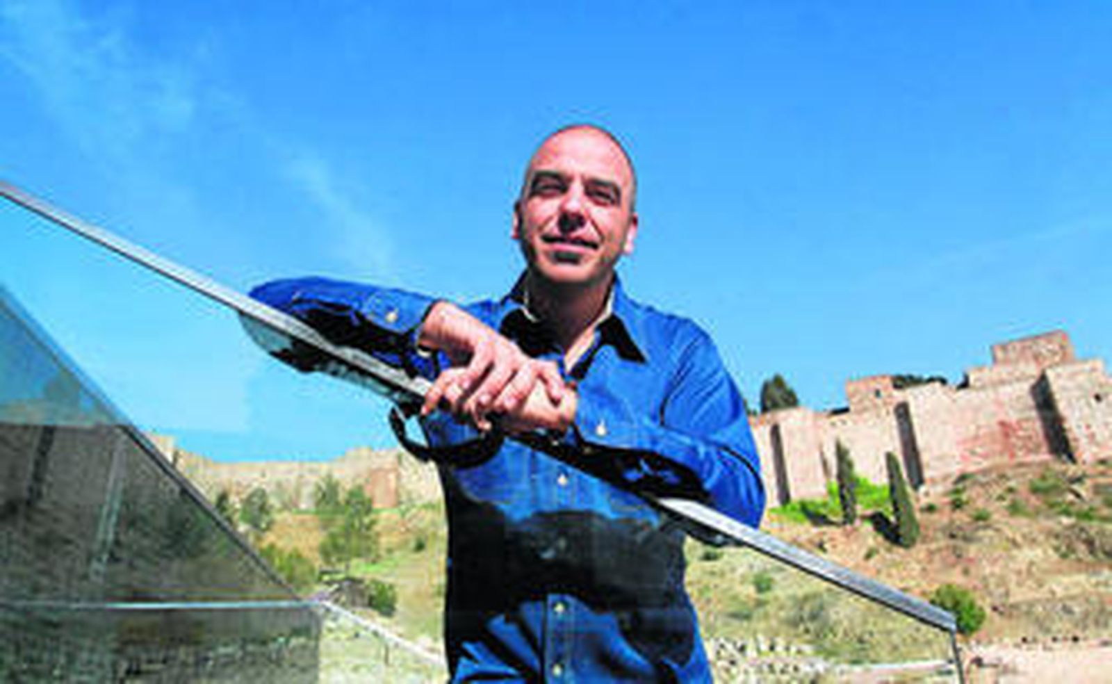 El director malagueño posaba ayer junto al Teatro Romano tras el pase de prensa de su película.