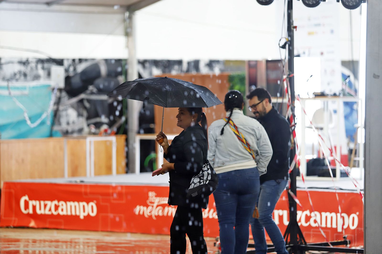 Imágenes de la mañana lluviosa de domingo en Huelva
