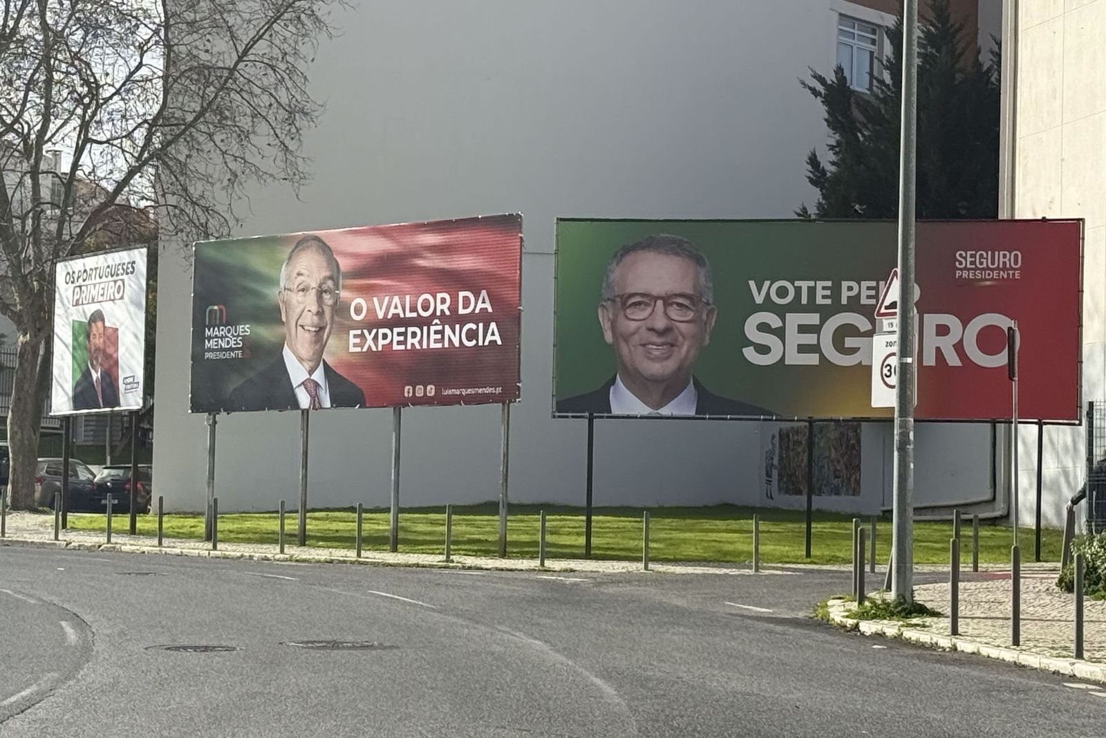 Carteles electorales en una rotonda de Lisboa.