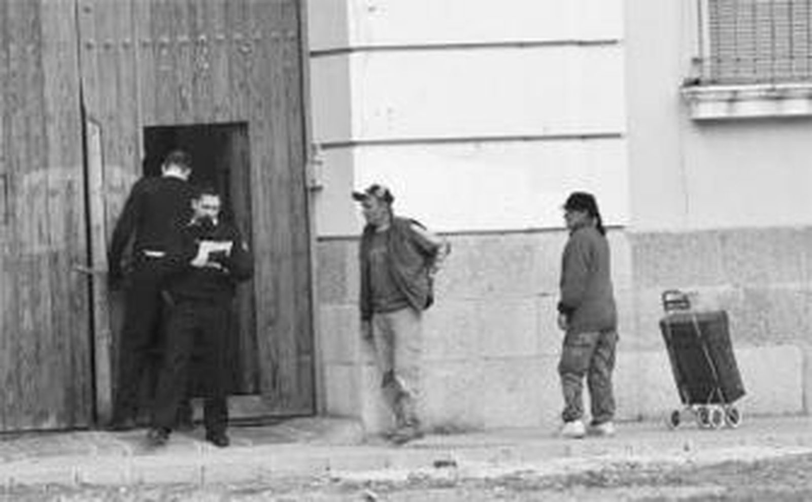 Los agentes identifican a dos individuos.