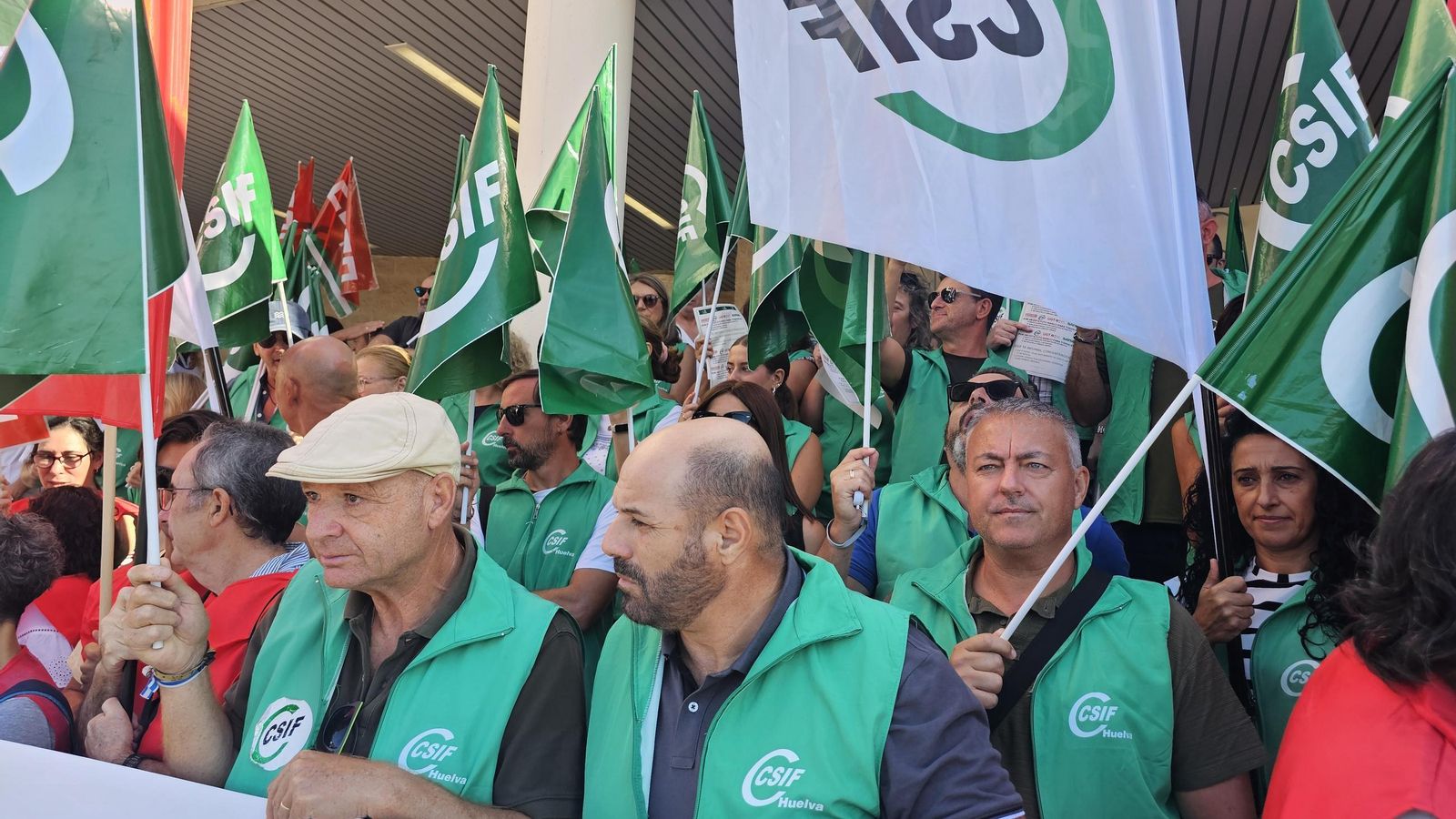 Sindicatos y profesionales en la manifestación en el hospital.