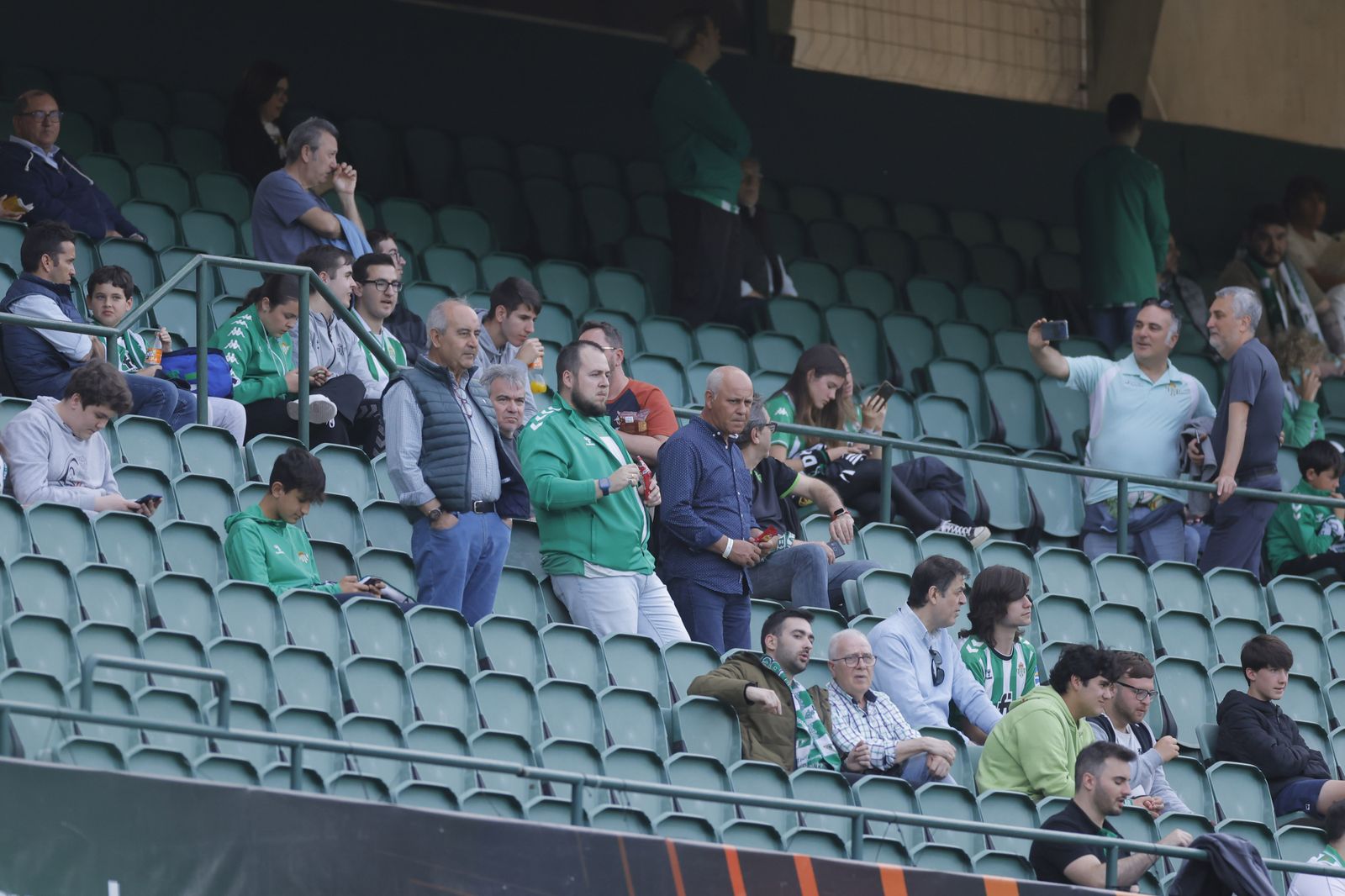 Búscate en las fotos del Betis-Manchester