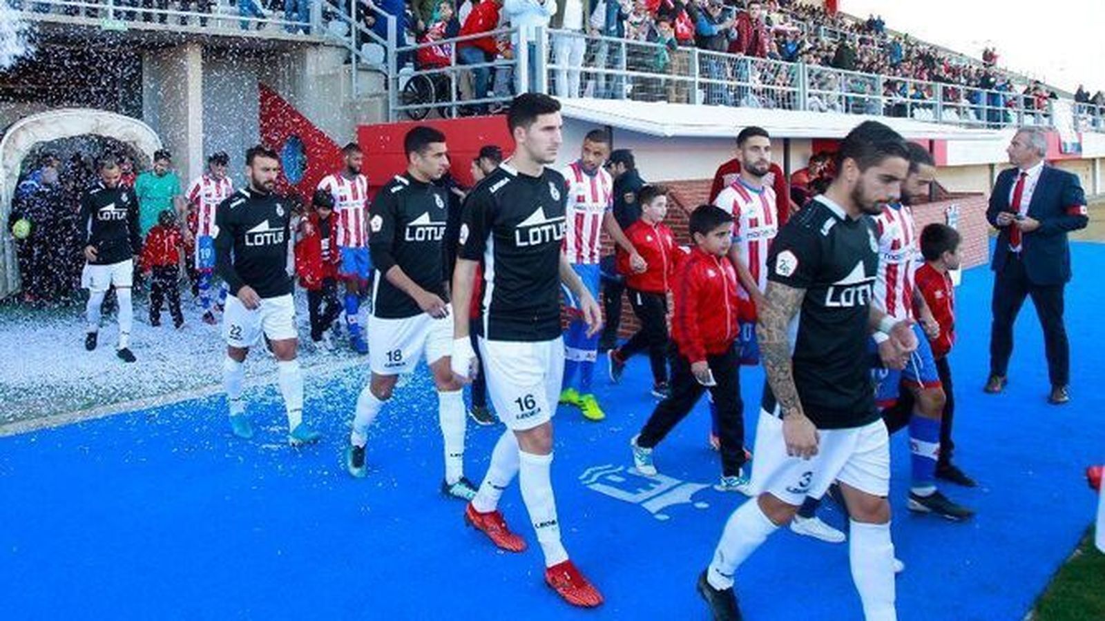 Jugadores de Algeciras y Balona saltan al campo antes del último Clásico, el pasado mes de diciembre