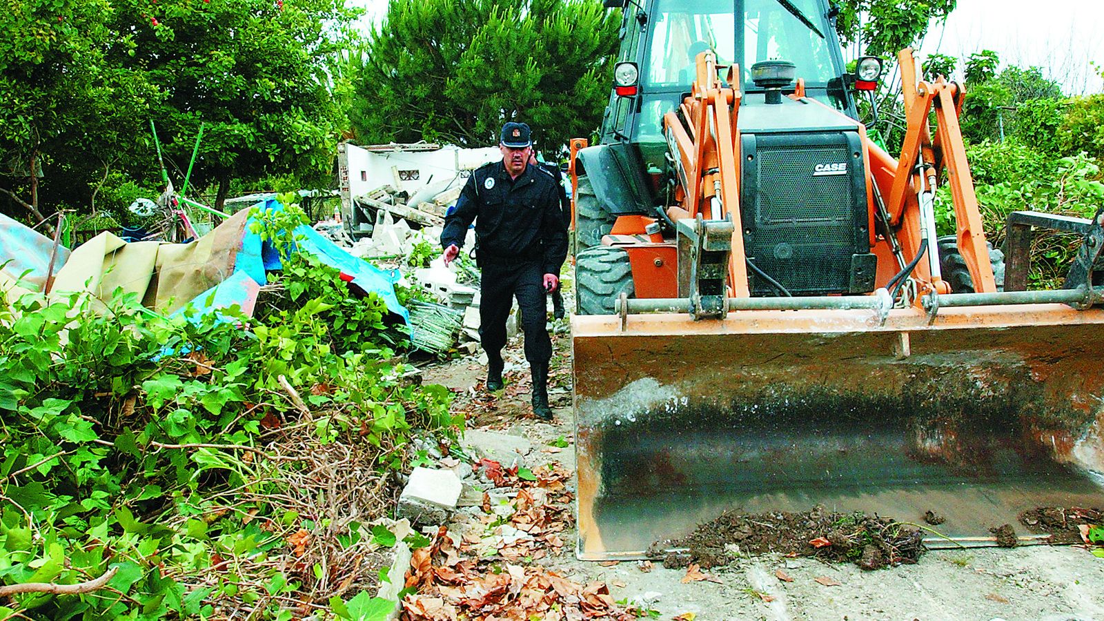 Un momento del desalojo de los huertos realizado en 2004