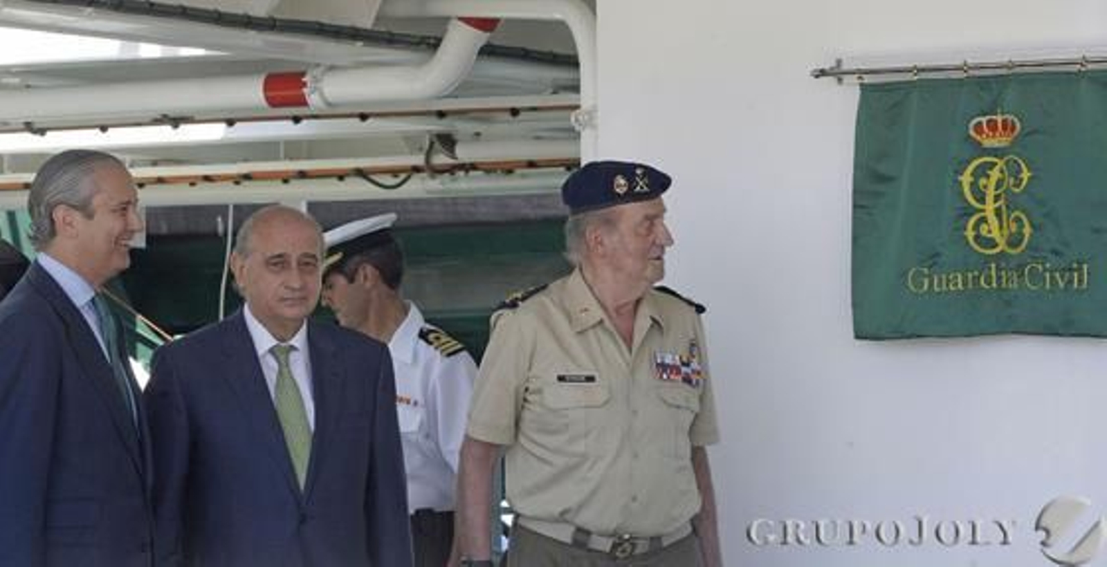 Don Juan Carlos muestra su apoyo a los pescadores y a la Guardia Civil por el trabajo que realizan./Erasmo Fenoy