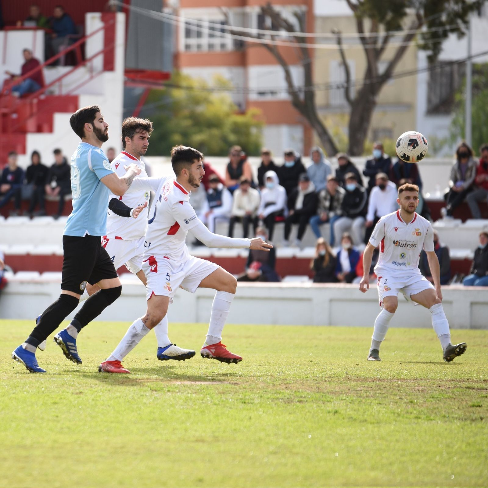 Jaime y Manu Lebrón tratan de anticiparse a un rival ante la mirada de Paradela.