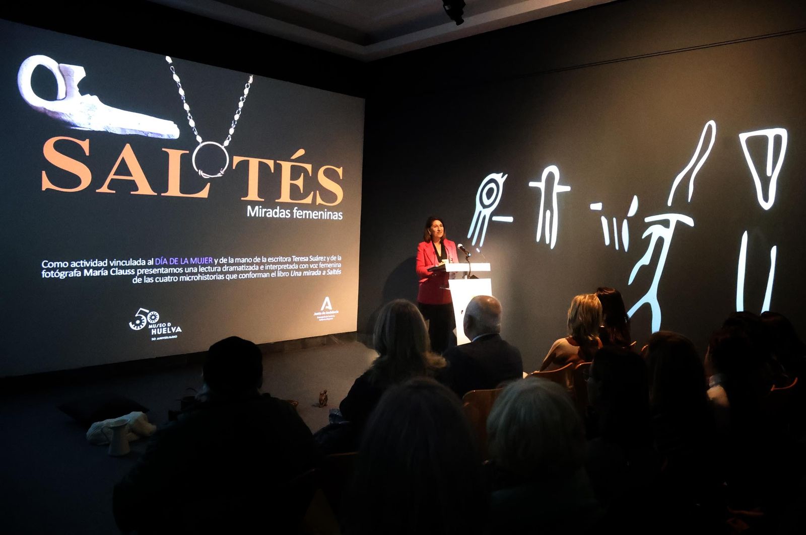 Imágenes de la lectura dramatizada de la obra "Una mirada a Saltés", en el museo de Huelva