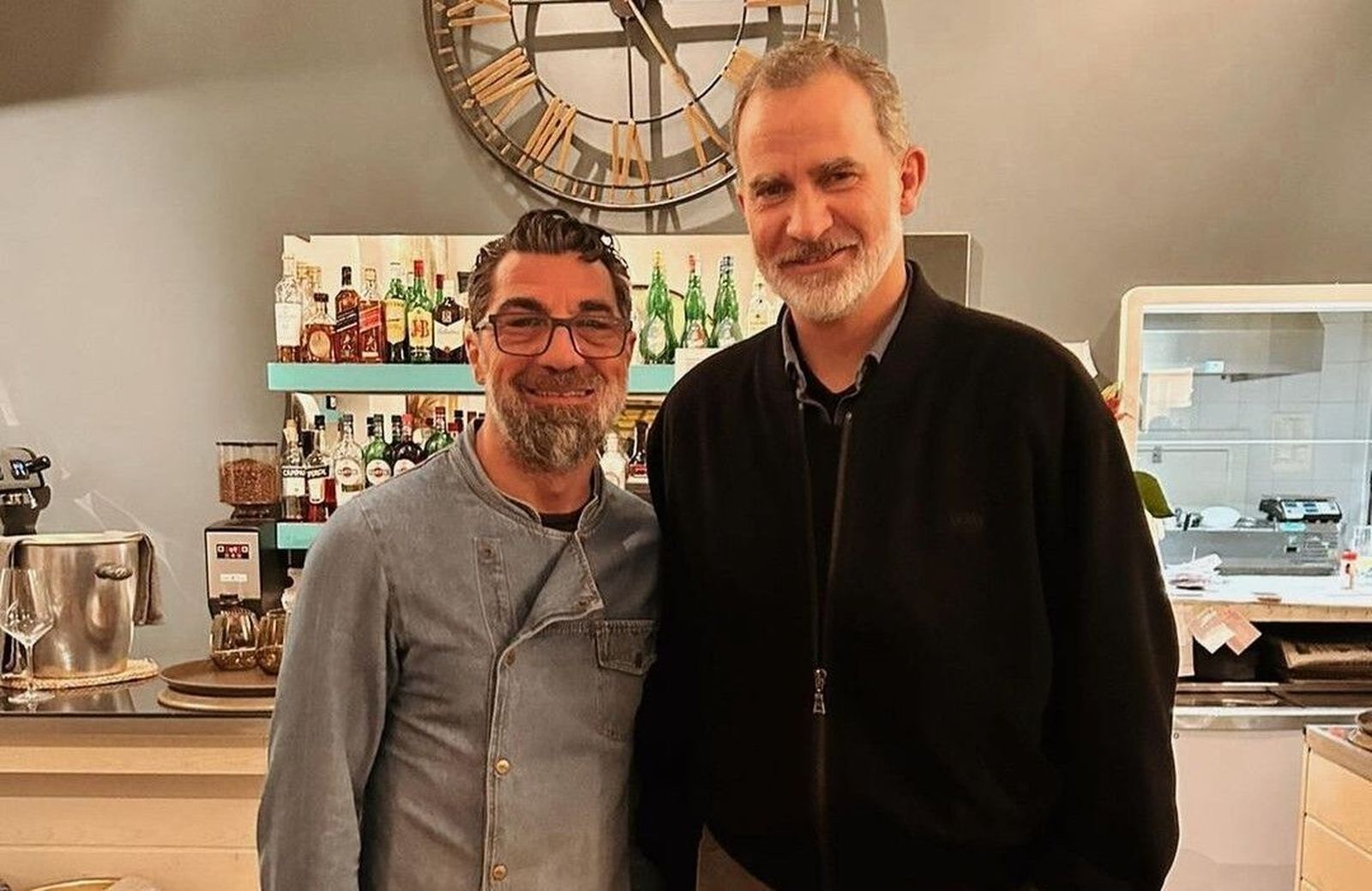 Felipe VI con el propietario del restaurante palmesano Sandro