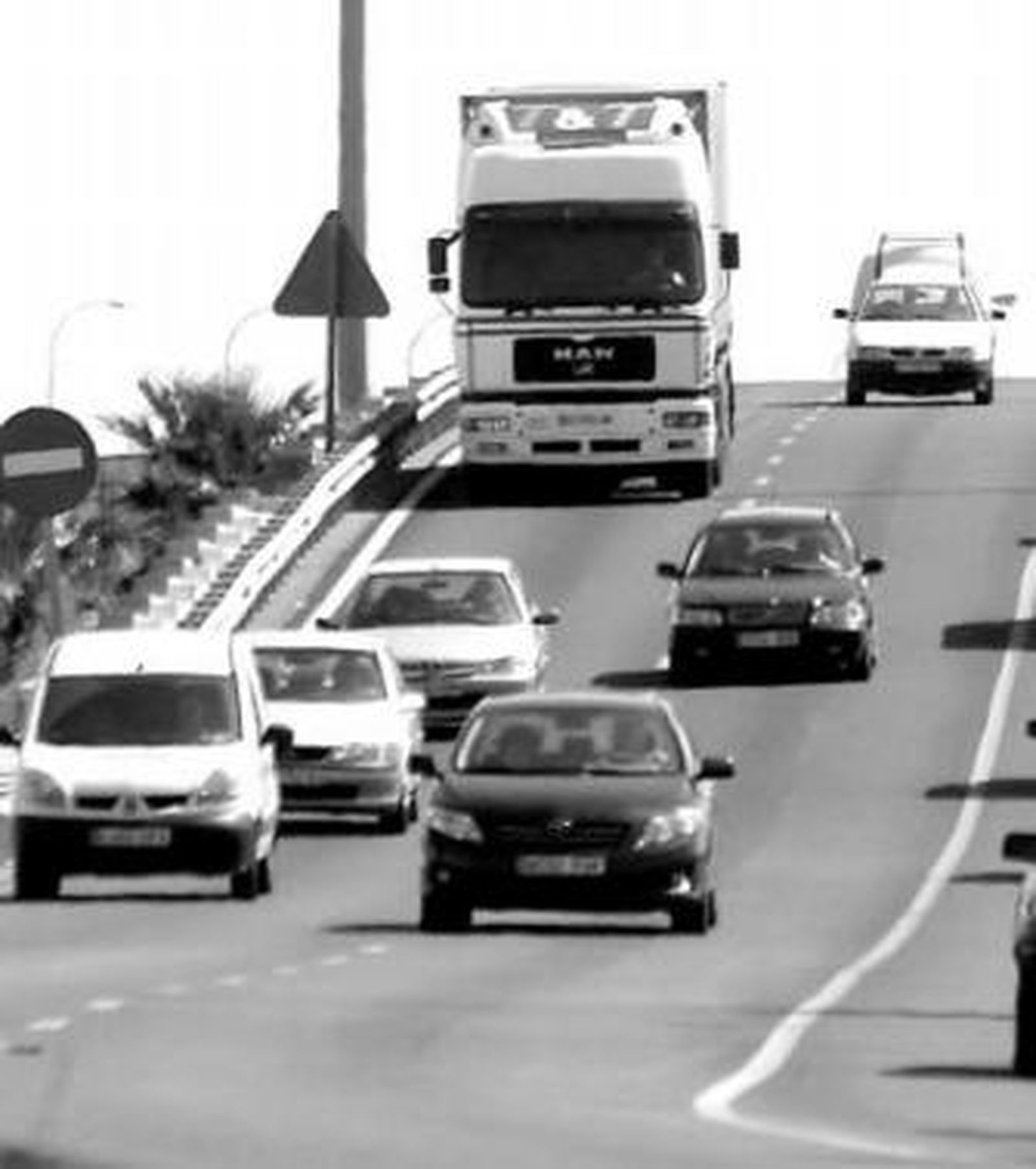 Un camión se dirige hacia la ciudad.