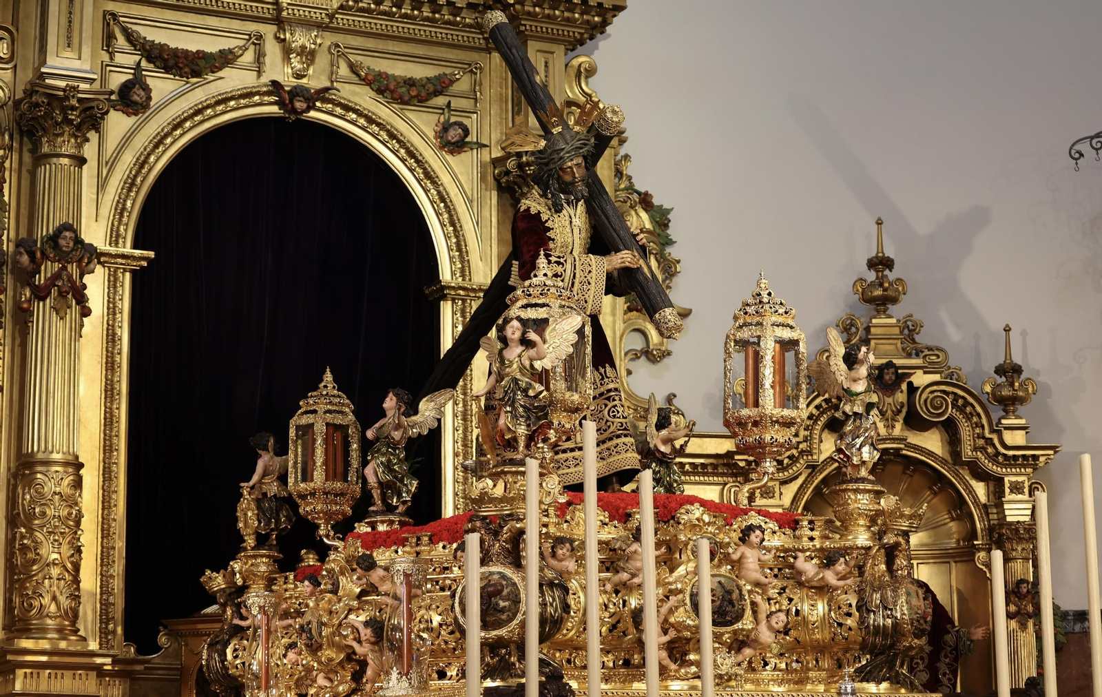 El Gran Poder ya está en su paso con la túnica persa