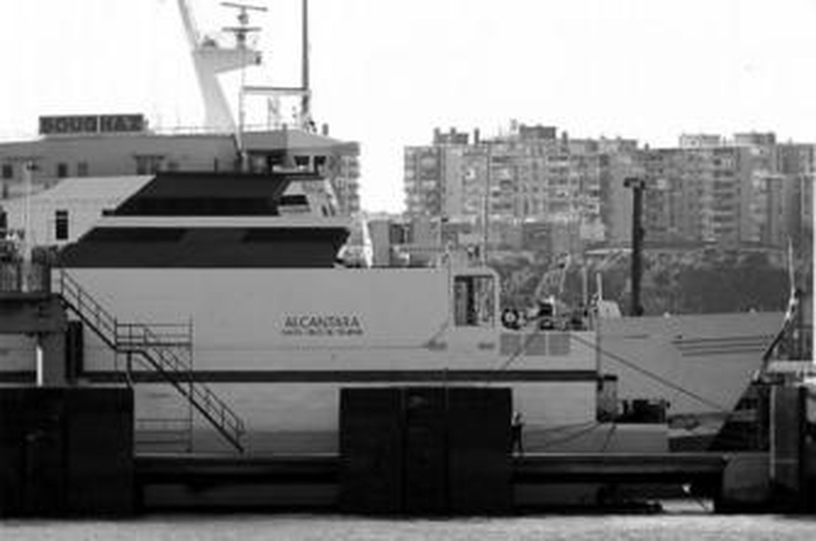 Una imagen de los dos rápidos de Acciona en el atraque número cinco del puerto de Algeciras.