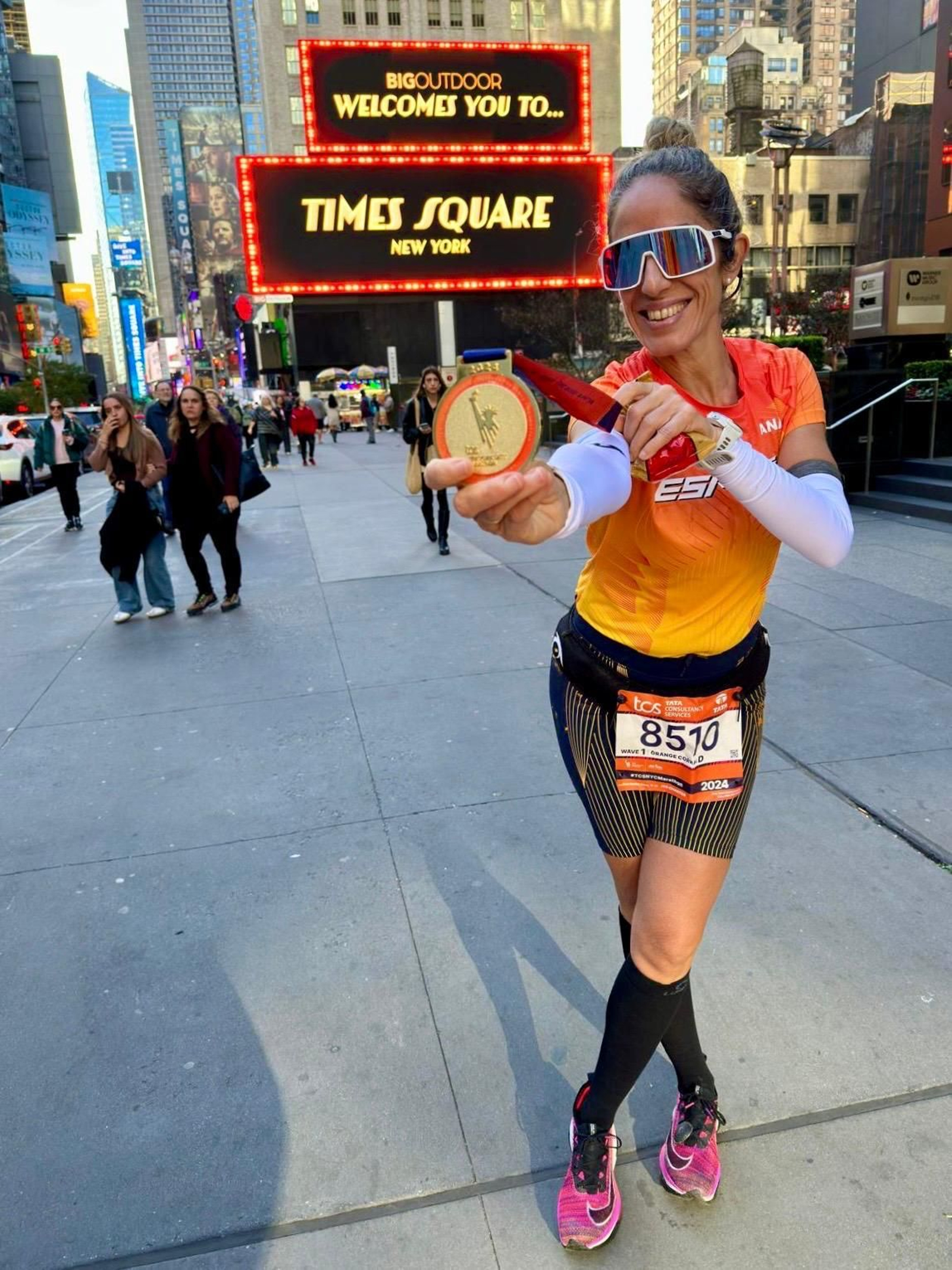 La almeriense posa con la medalla conmemorativa de su participación en la maratón de Nueva York este pasado domingo.