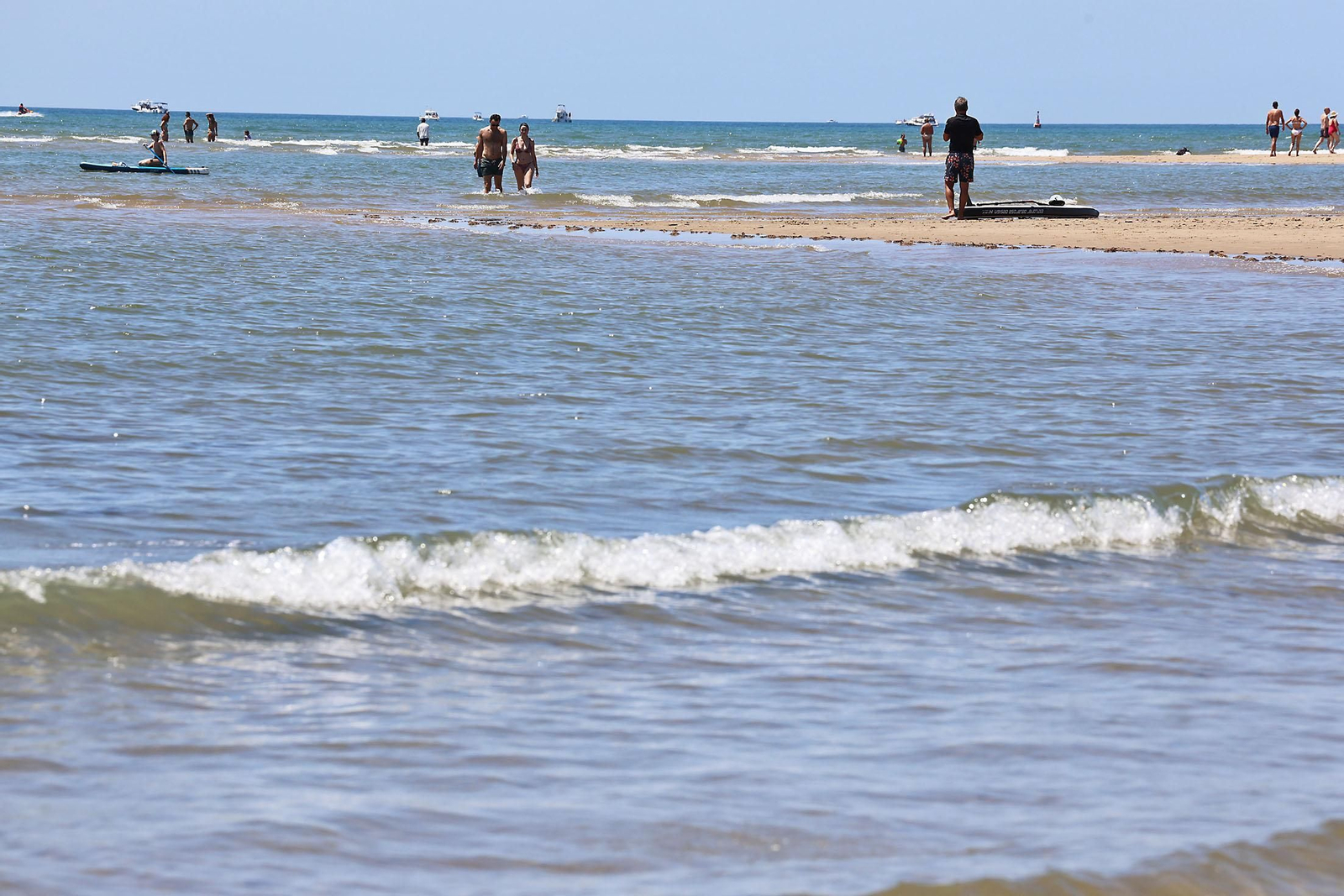 Ambiente en las playas de Huelva en la mañana de domingo