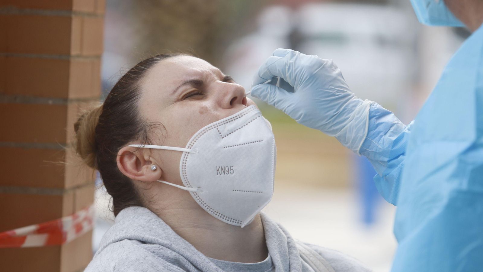 Un mujer se somete al test. Un mujer se somete al test.