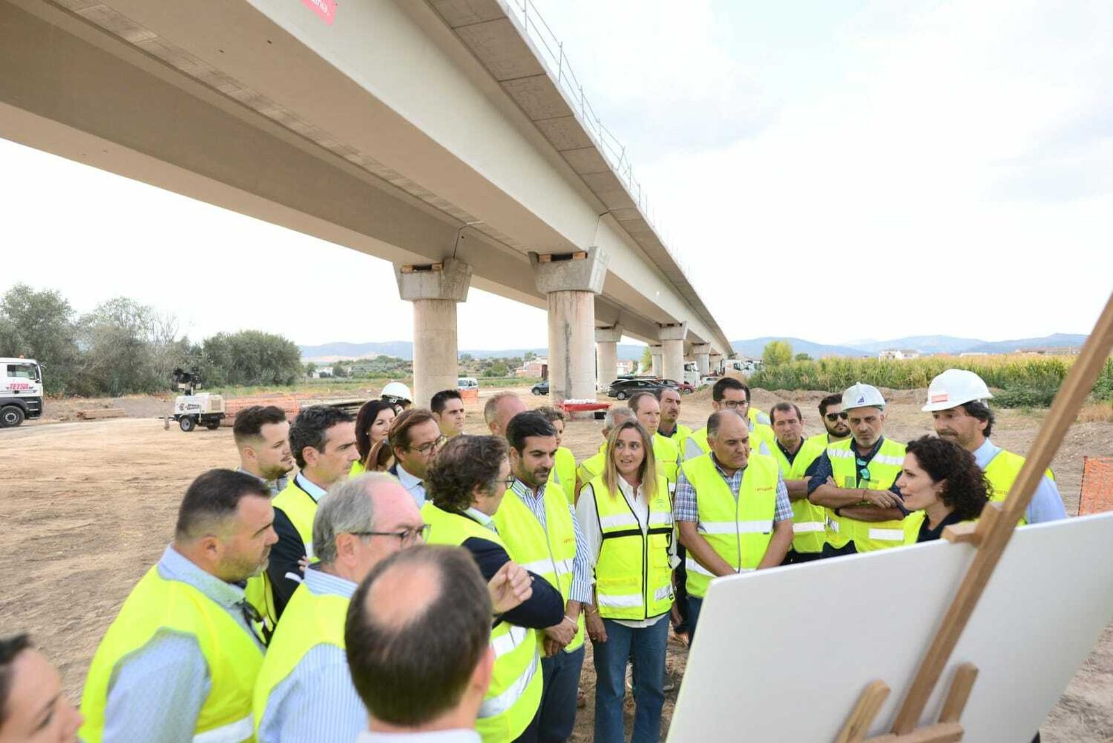 Finaliza la colocación de las vigas del nuevo puente de Huétor Tájar