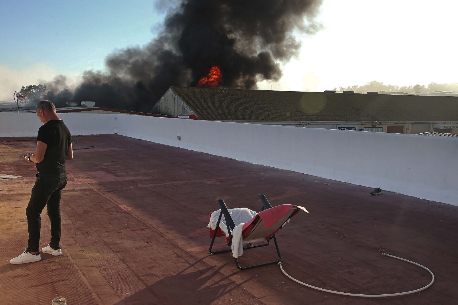 Imágenes del incendio de la nave de pinturas del polígono industrial Zabal Bajo en La Línea