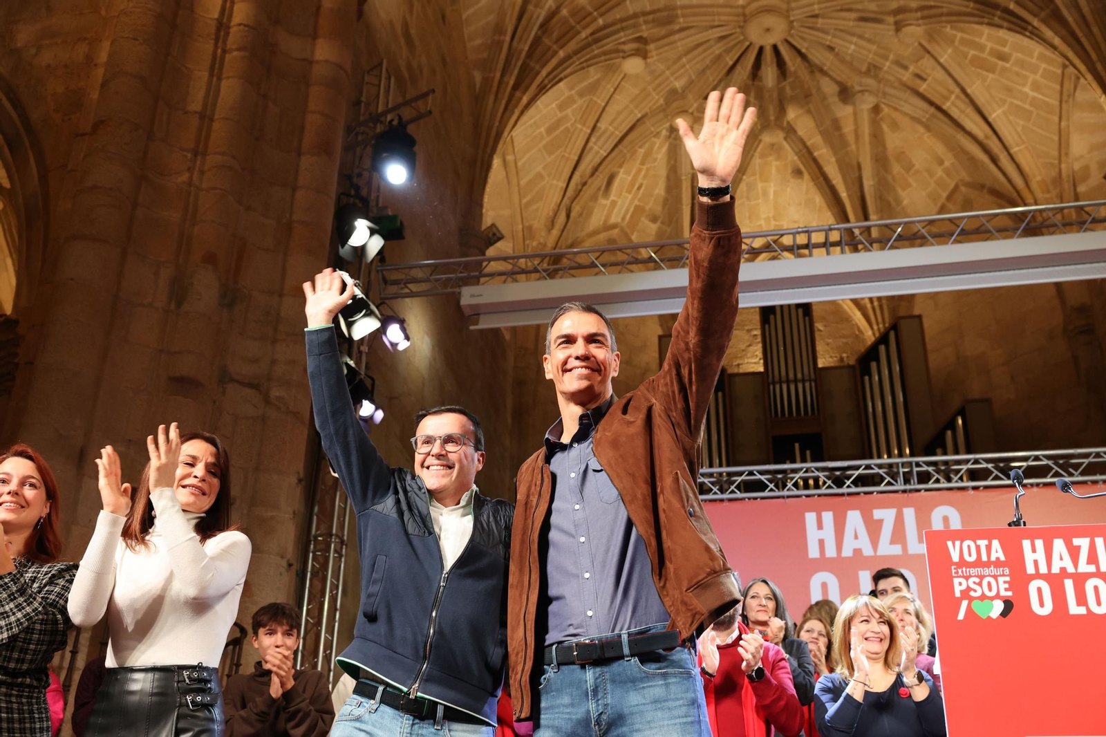 El presidente del Gobierno, Pedro Sánchez, con el candidato del PSOE a la Junta de Extremadura, Miguel Ángel Gallardo, en Cáceres.