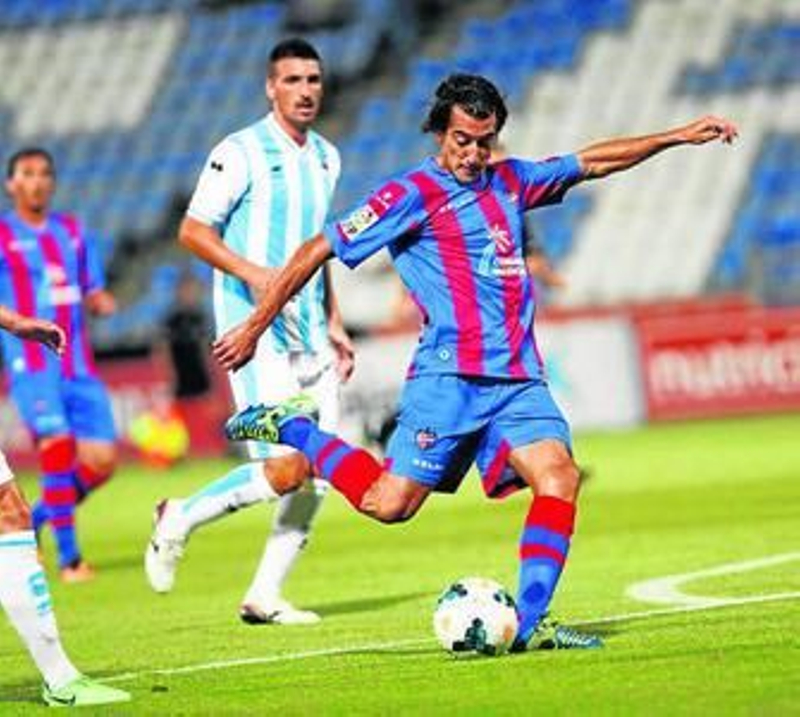 Pedro Ríos lanza a puerta en el Levante-Pescara disputado en un Colombino.