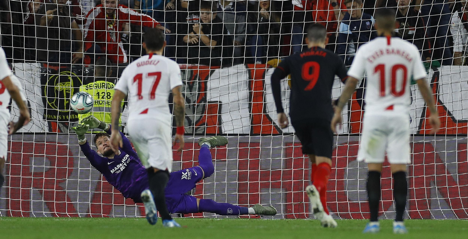 Vaclik, en el momento de despejar el disparo de Diego Costa desde el punto de penalti.