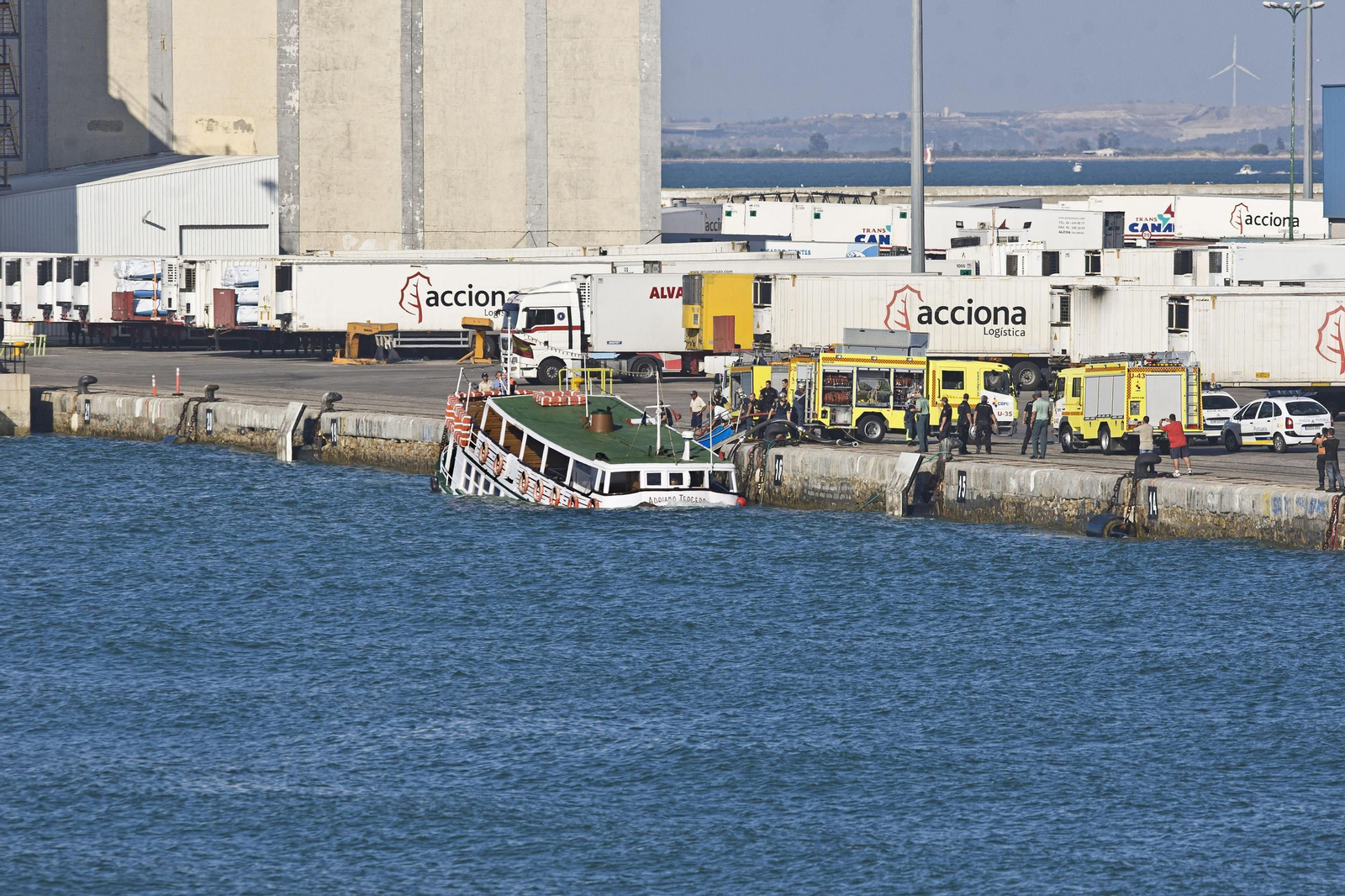Así fue el espectacular hundimiento del Vaporcito del Puerto en el muelle de Cádiz