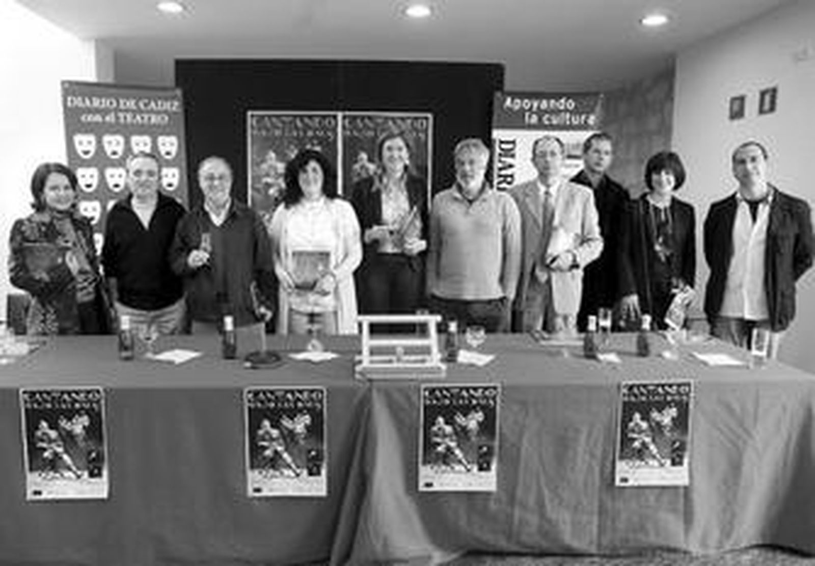 El equipo que ha elaborado el libreto, con los invitados a la presentación junto a Carmen Carpintero, de la Sala CAI.