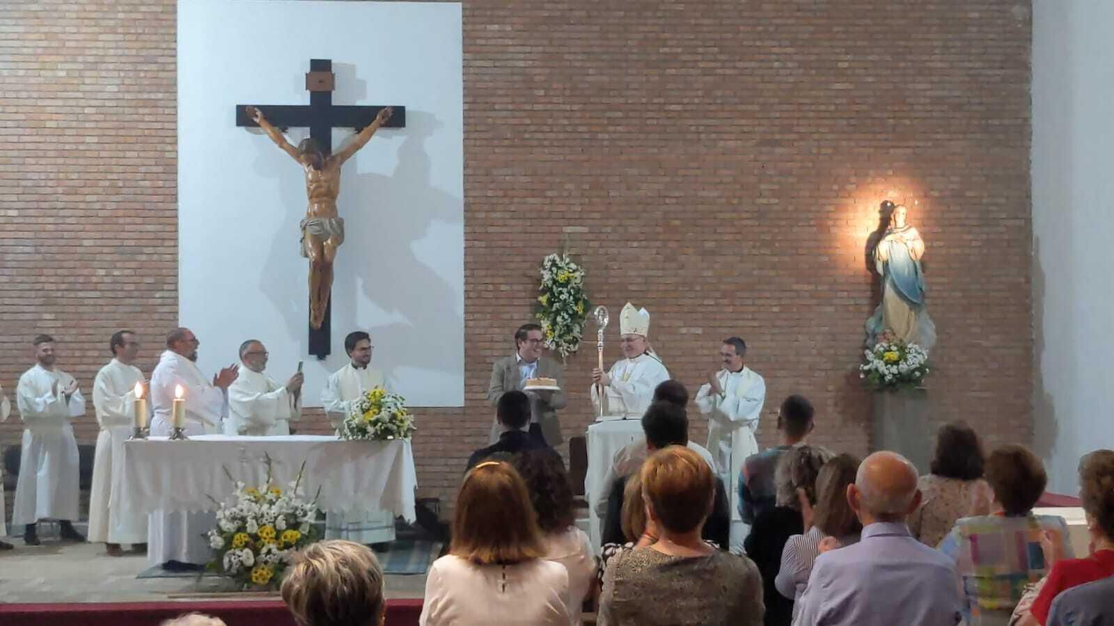 La parroquia de la estación de Espeluy celebra su 50 aniversario con una tarta de cumpleaños