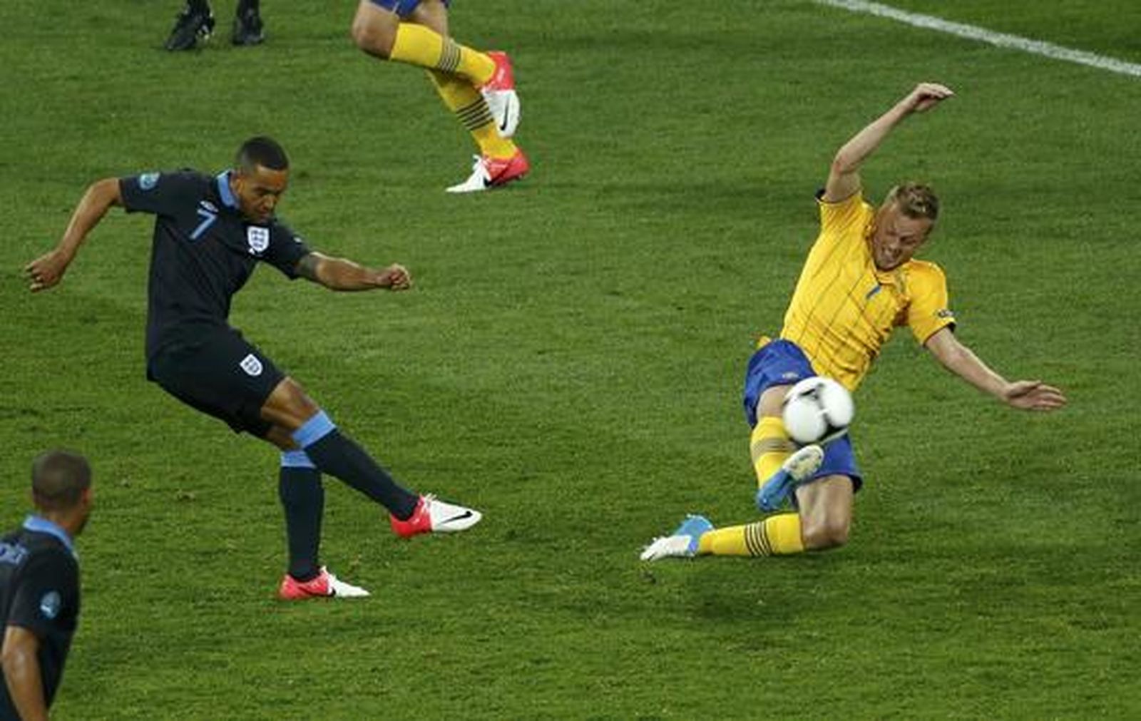 Inglaterra vence 'in extremis' en un partido loco y dejan a Suecia fuera de la Eurocopa.

Foto: Reuters