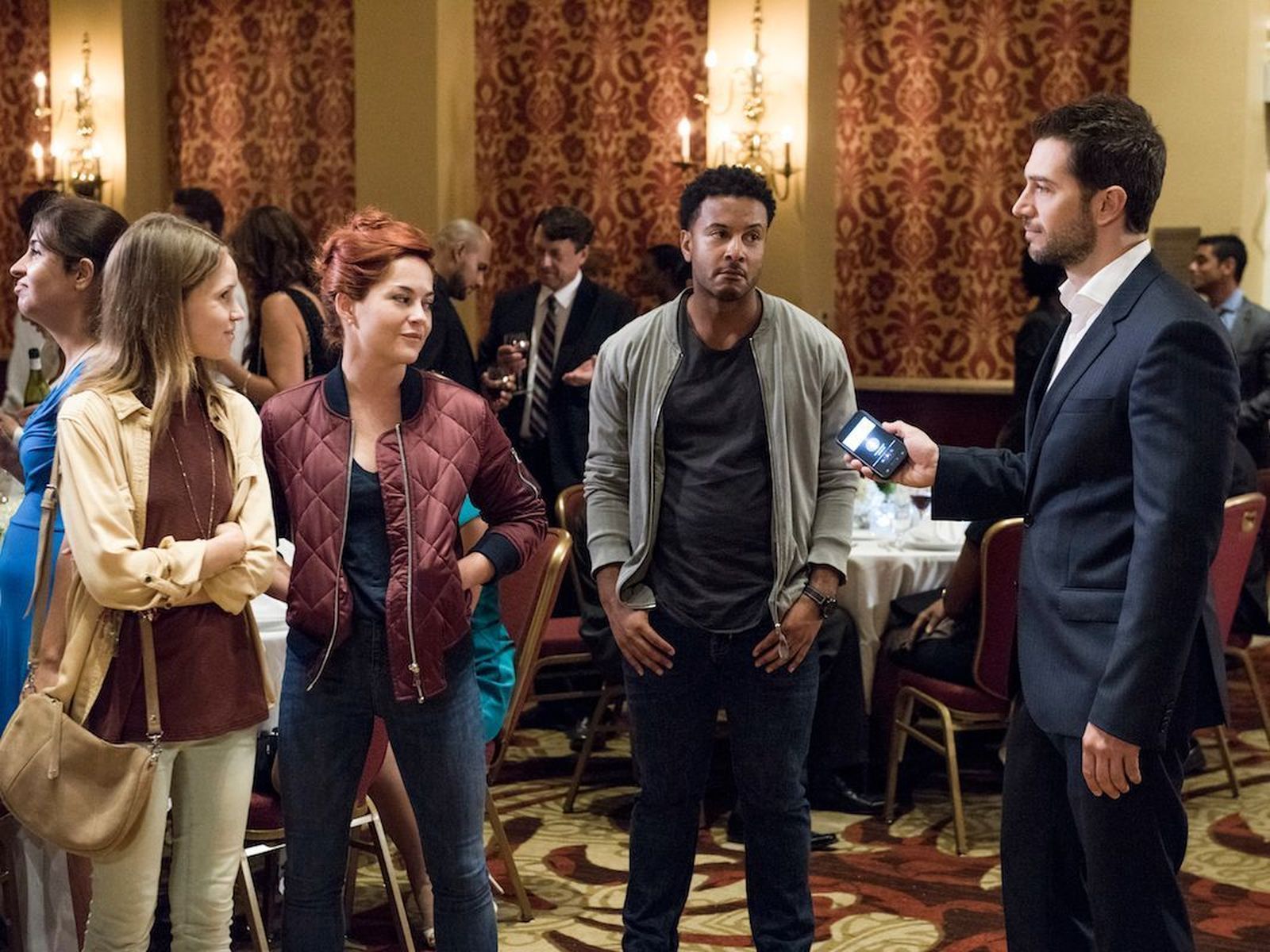 Luke Roberts (derecha) el actor protagonista de 'Ransom', en una escena.