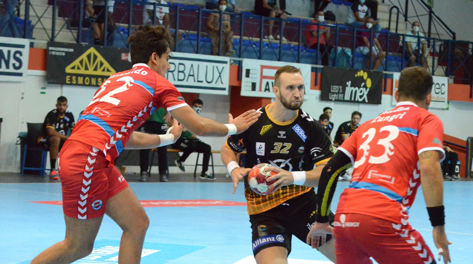 Mitic intenta sortear a dos jugadores del Sinfín. Mitic intenta sortear a dos jugadores del Sinfín.