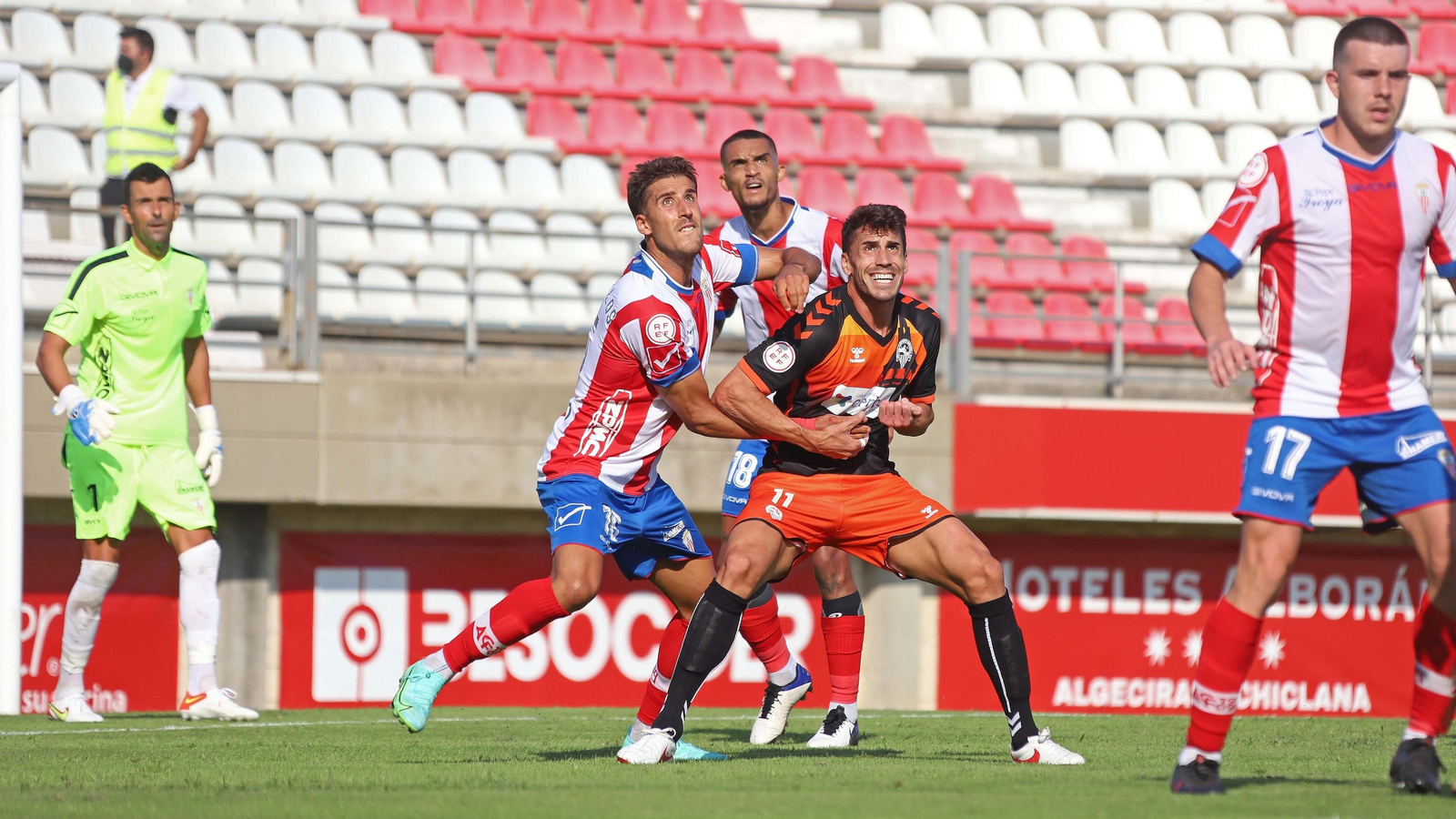 Crespo, Villapalos, Robin y Alcázar defienden ante el Sabadell.
