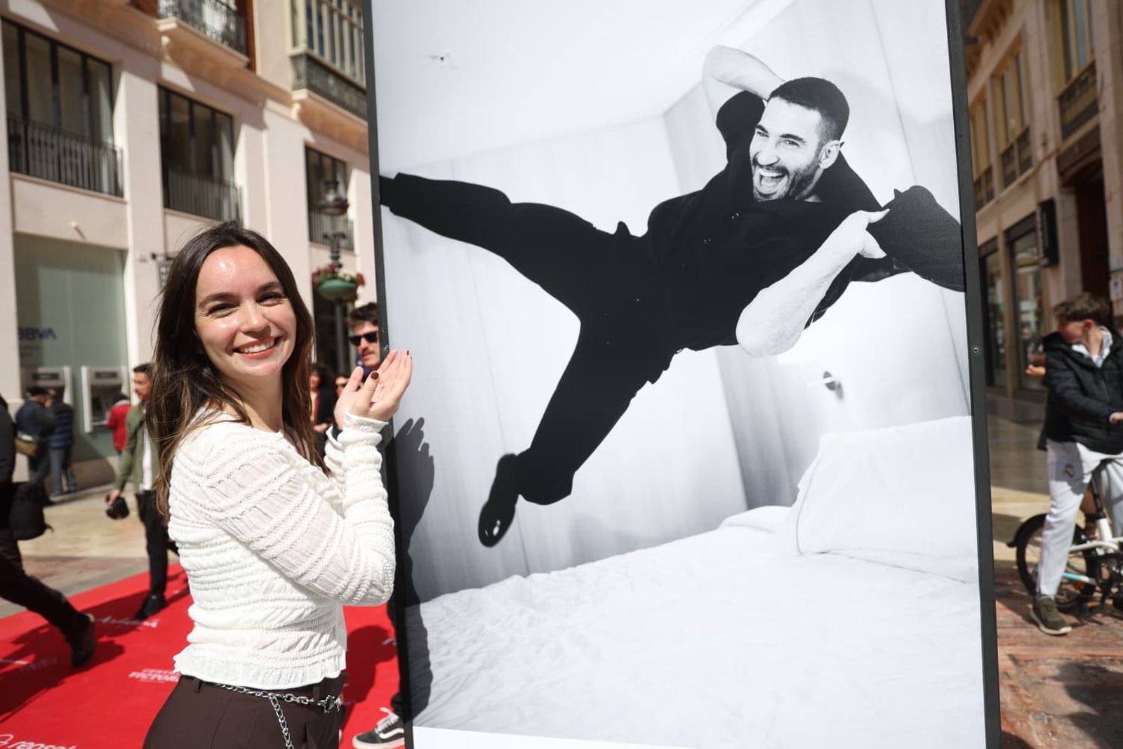 Amparo García posa junto a una foto de Miguel Ángel Silvestre que forma parte de la exposición.
