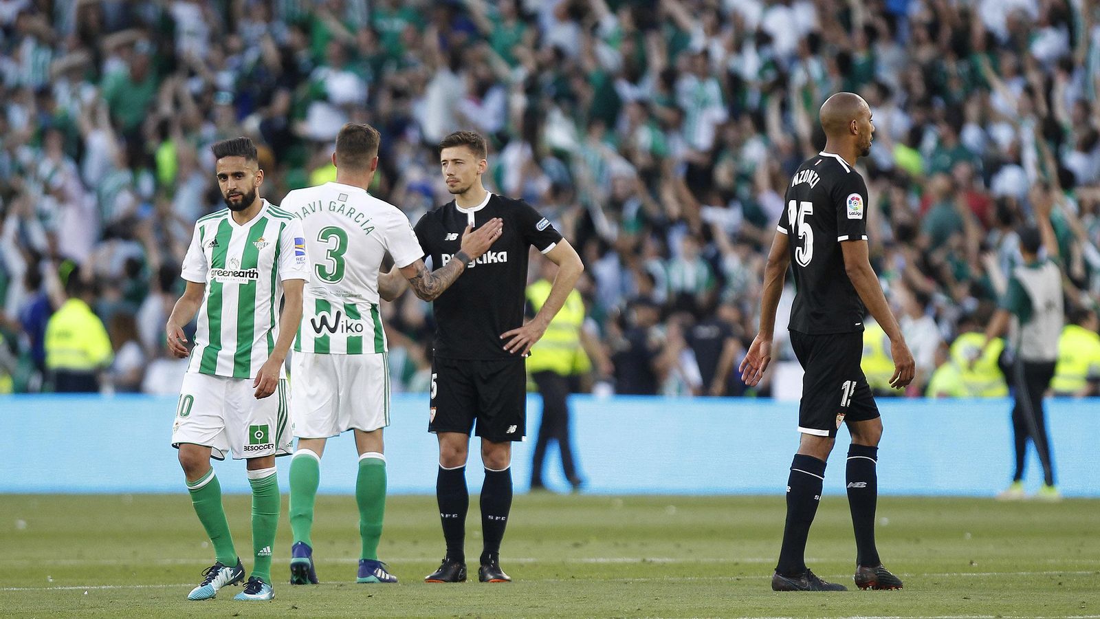 Los jugadores de ambos equipos, al término del partido.
