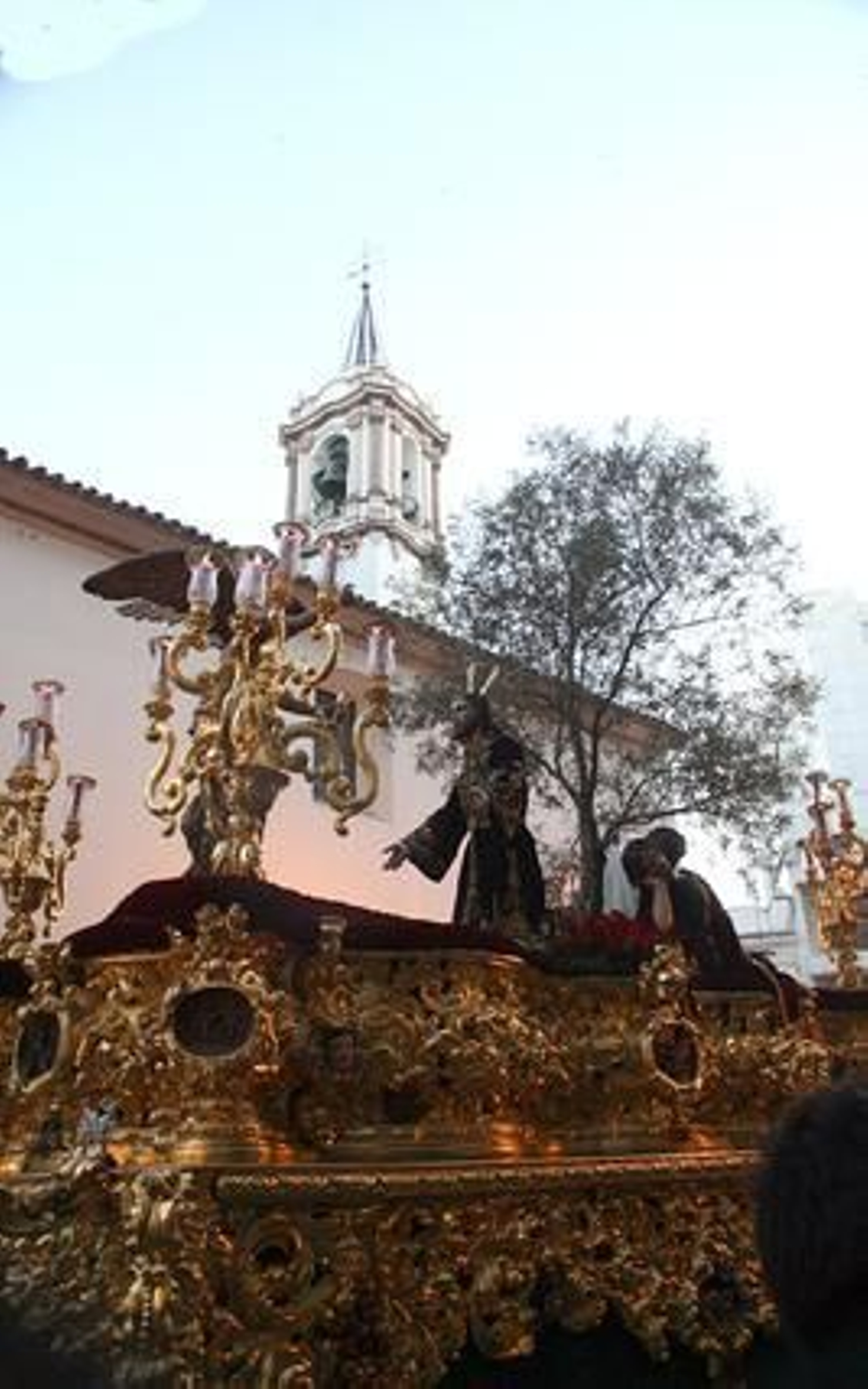 La ciudad se echó a la calle para acompañar a los pasos. Fotos: Espínola / Begoña Mora