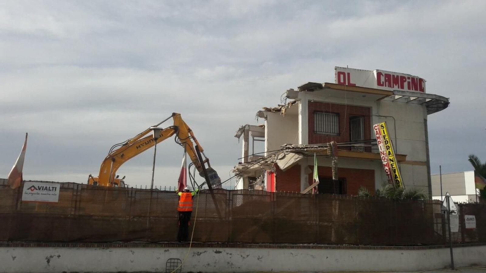 Adiós a 35 años del Camping Hotel Sierra Nevada en Granada: las máquinas derriban las instalaciones