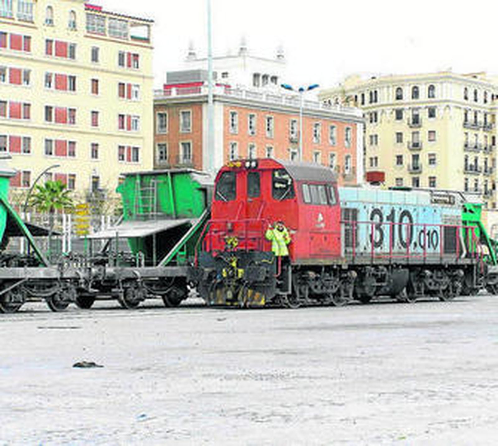 Locomotora y vagones en la explanada del muelle 4, en 2008.