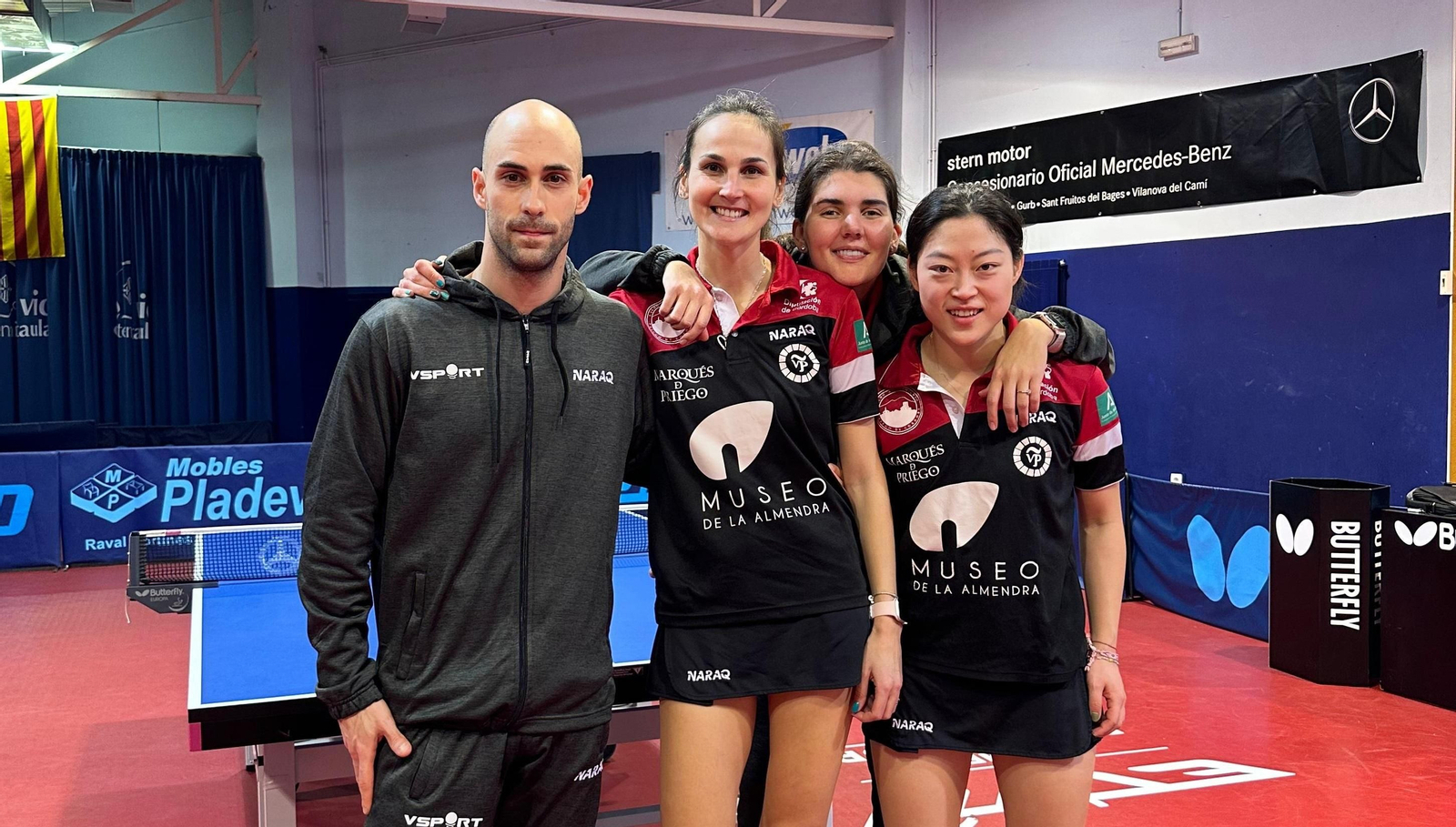 La tripleta prieguense celebran su triunfo junto a Alejandro Calvo.