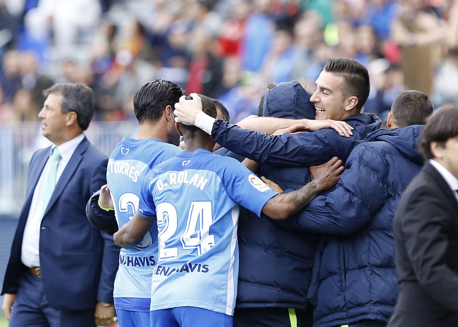 Todo el equipo se abrazó a Juan Carlos Pérez Frías, doctor del Málaga.