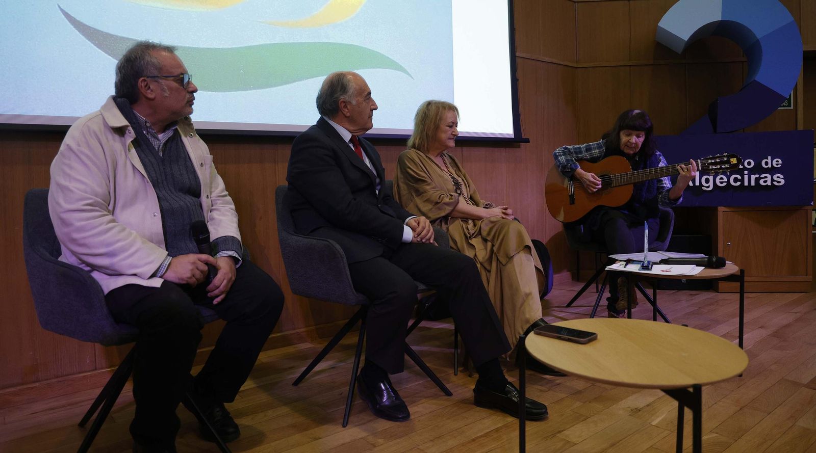 Fotos de la entrega de los premios del Ateneo de Algeciras a María Quiros y Tatiana Delalvz