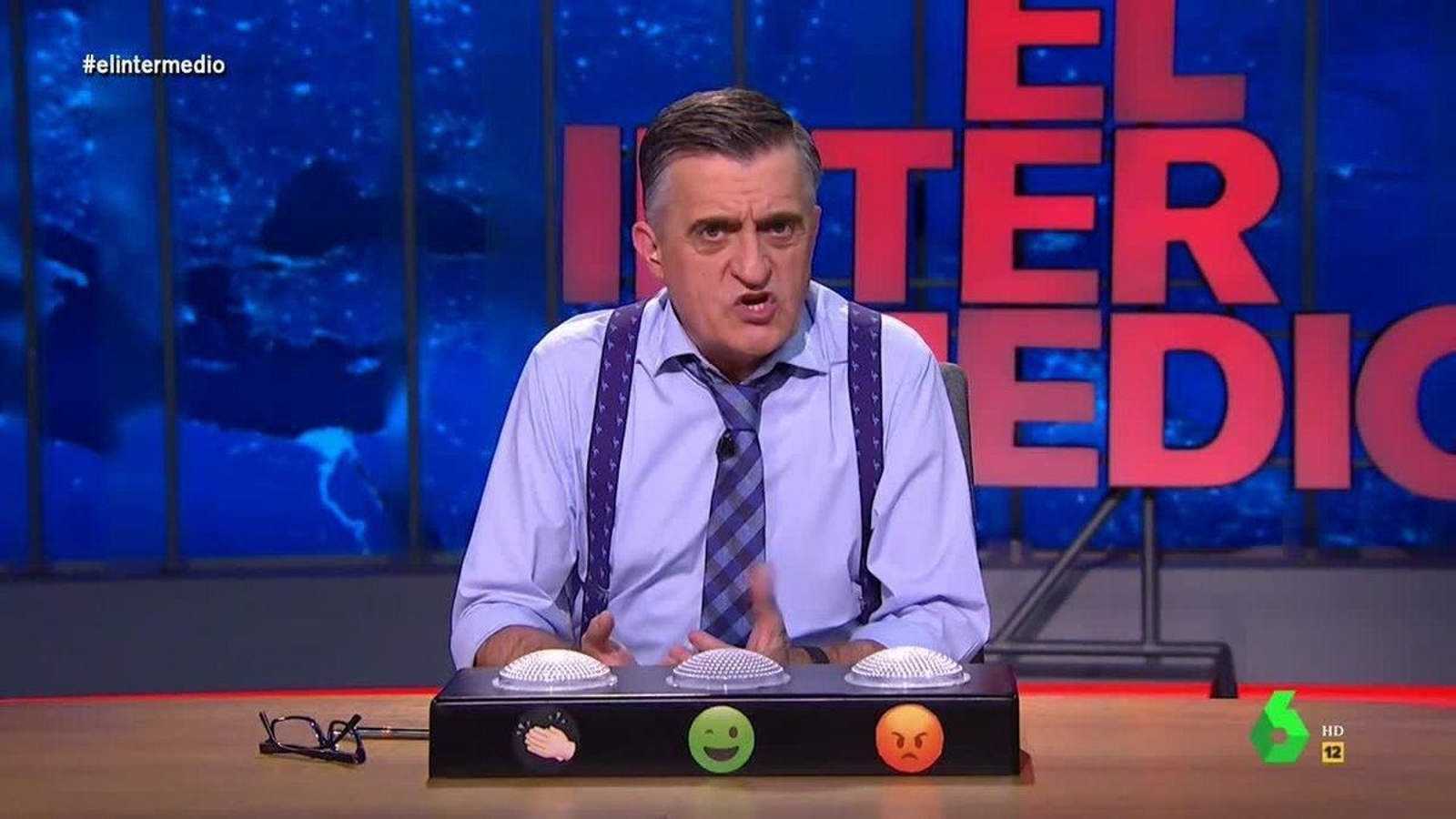 El gran Wyomingo con pulsadores en lugar de las reacciones reales del público