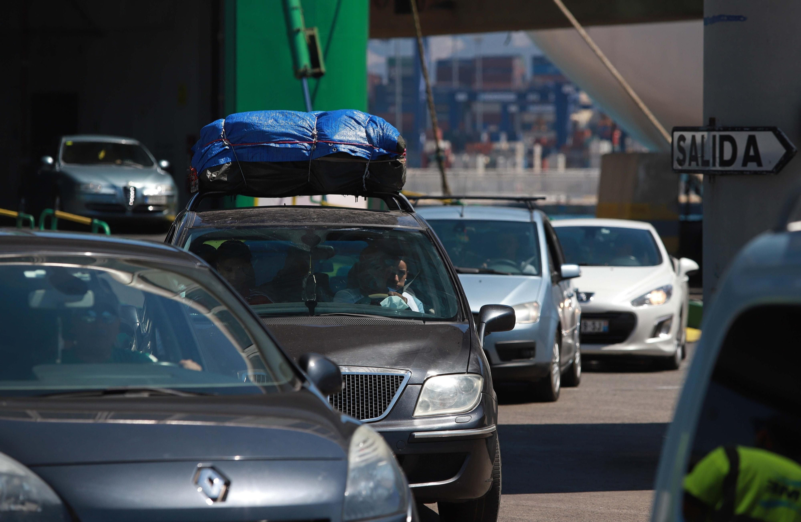 Una hilera de vehículos en la OPE 2019.