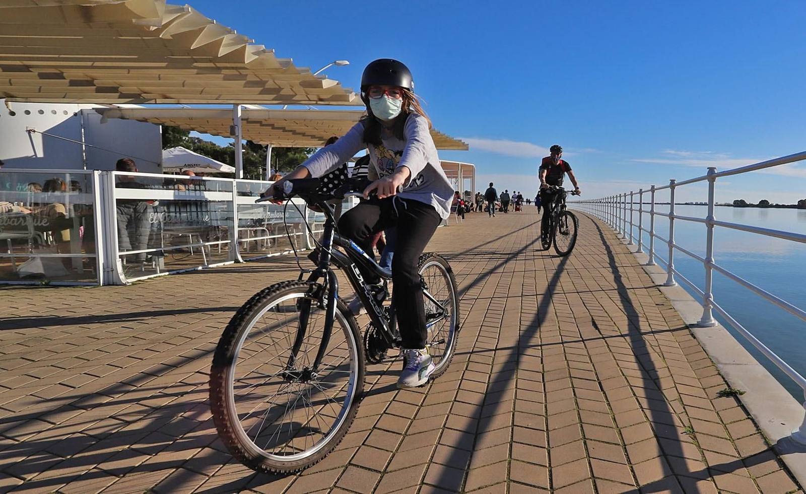 El buen tiempo del sábado llena de onubenses el Paseo de la Ría