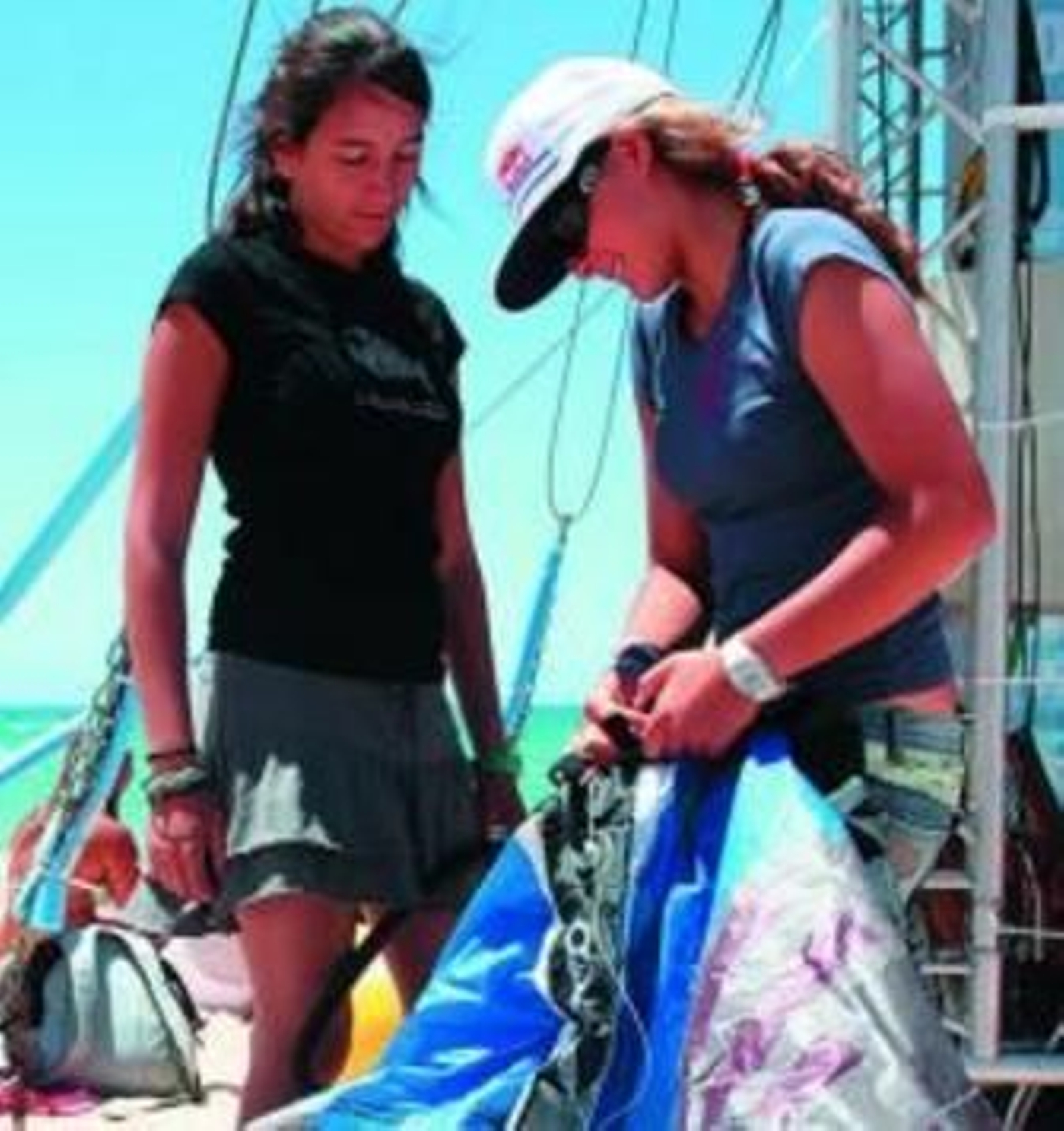 Gisela prepara su cometa para competir.